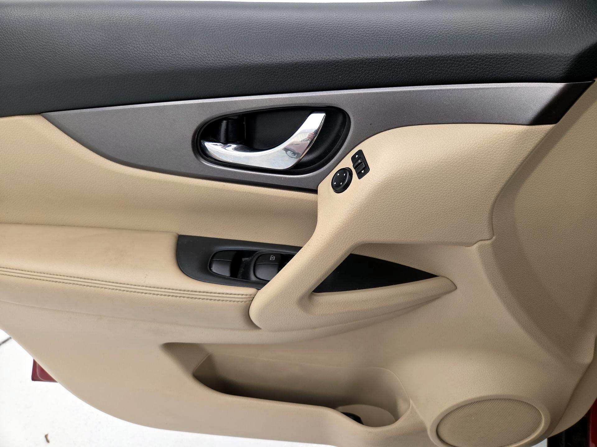 Thumbnail: 2016 Nissan Rogue - 12