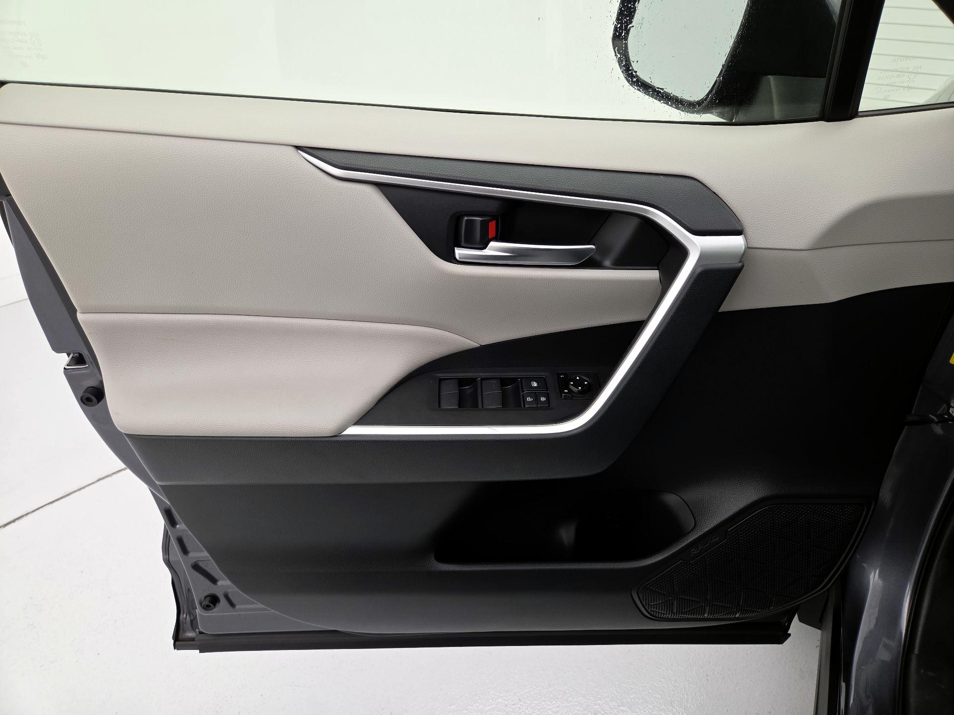 Thumbnail: 2019 Toyota RAV4 - 12