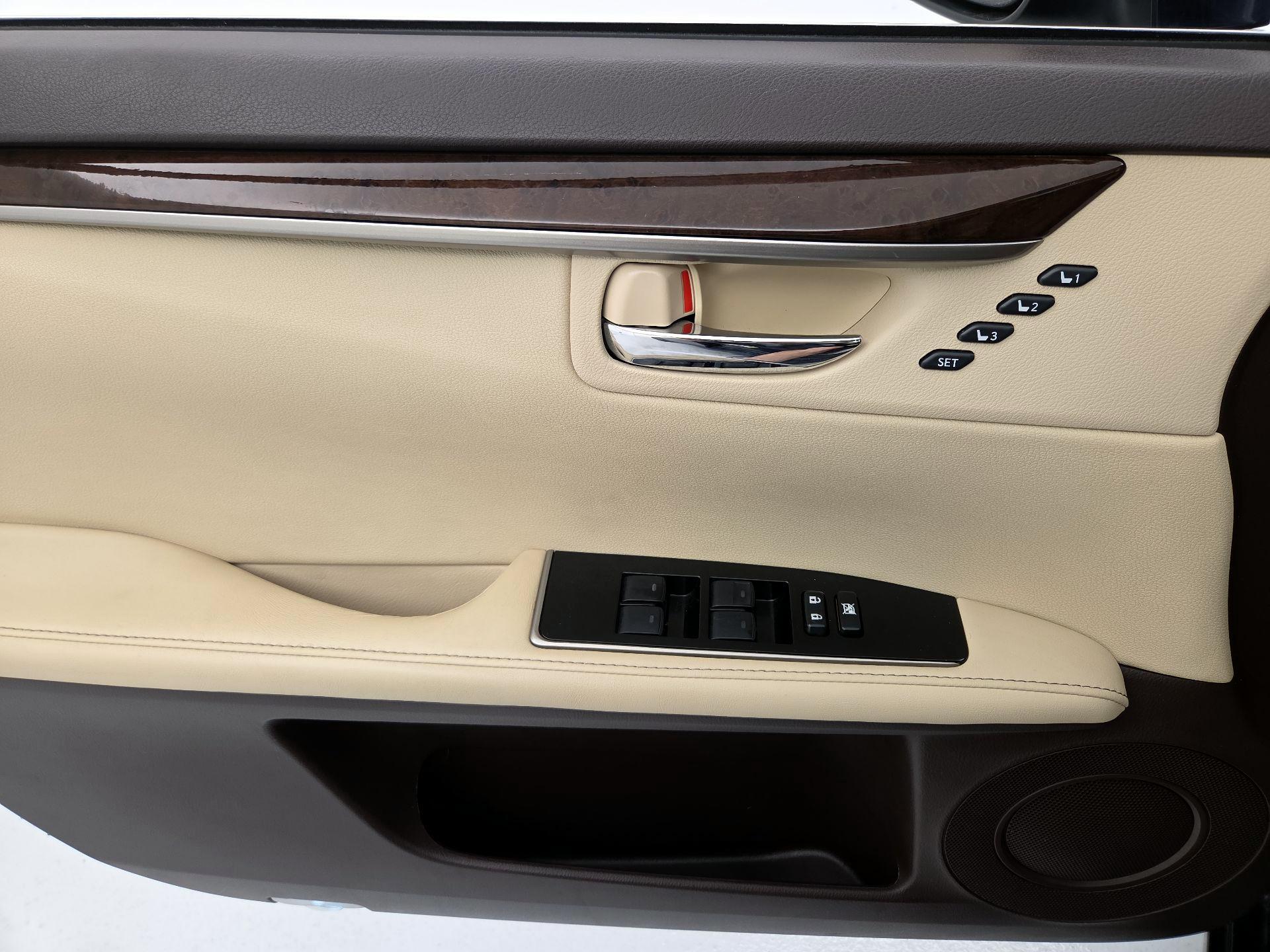 Thumbnail: 2018 Lexus ES - 12