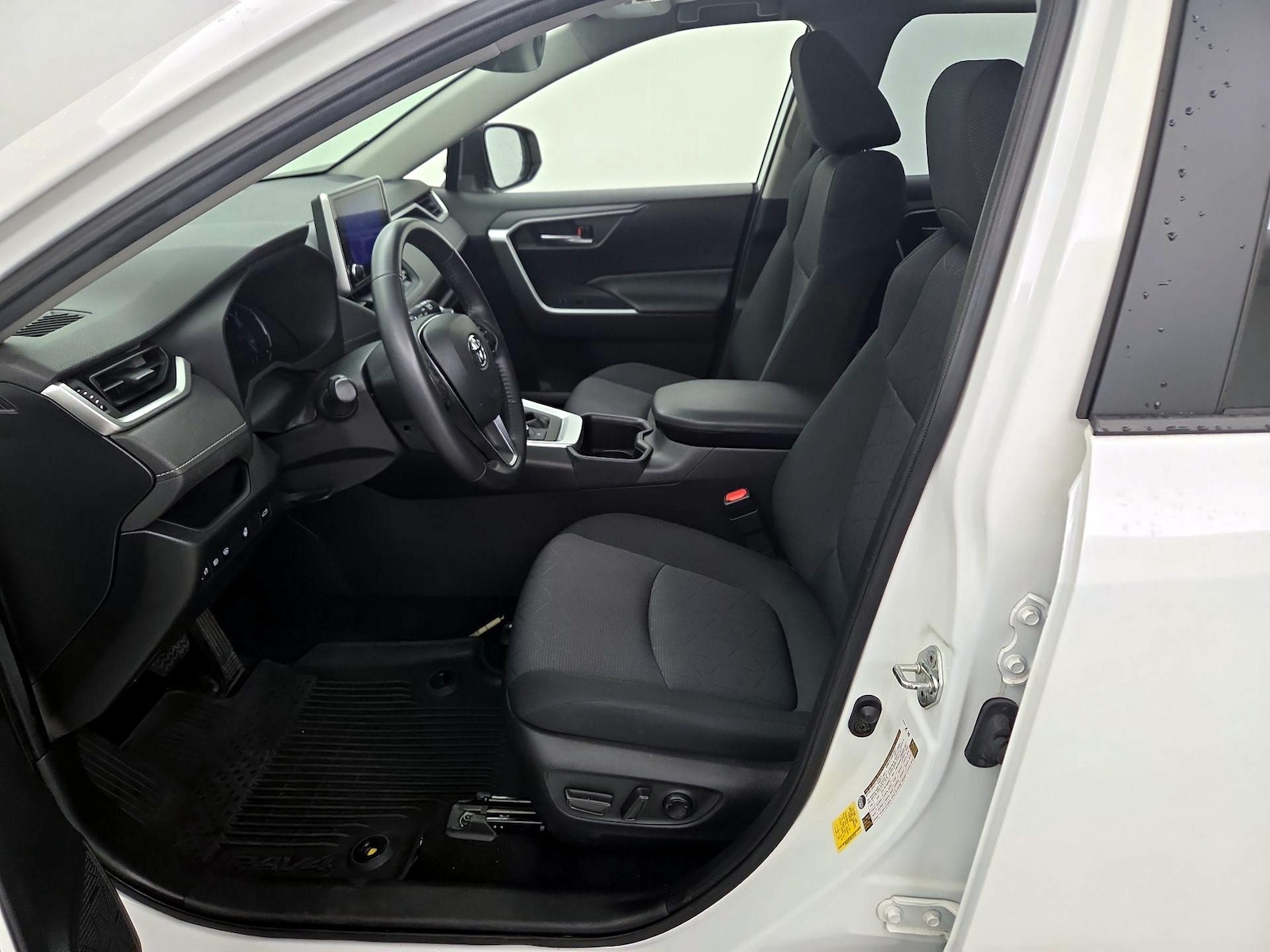 2023 Toyota RAV4 XLE - Photo 12