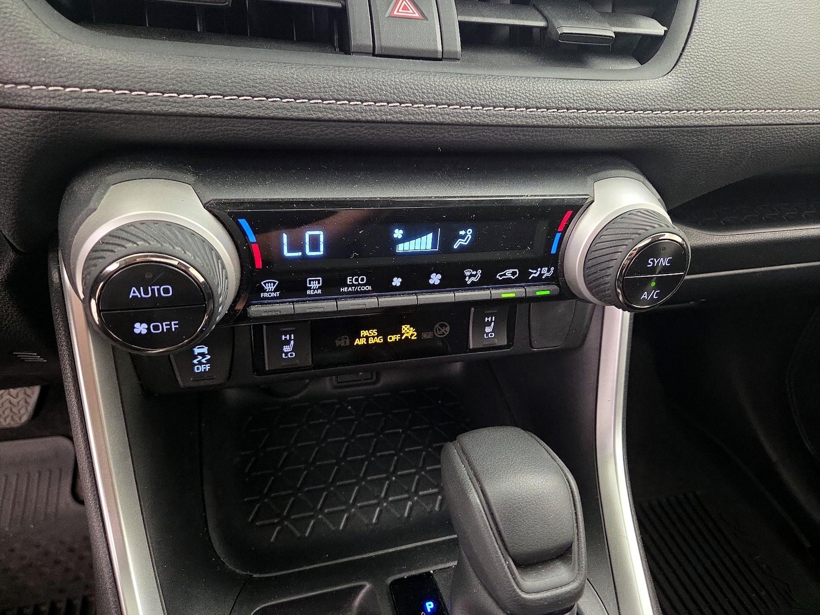 2023 Toyota RAV4 XLE - Photo 17