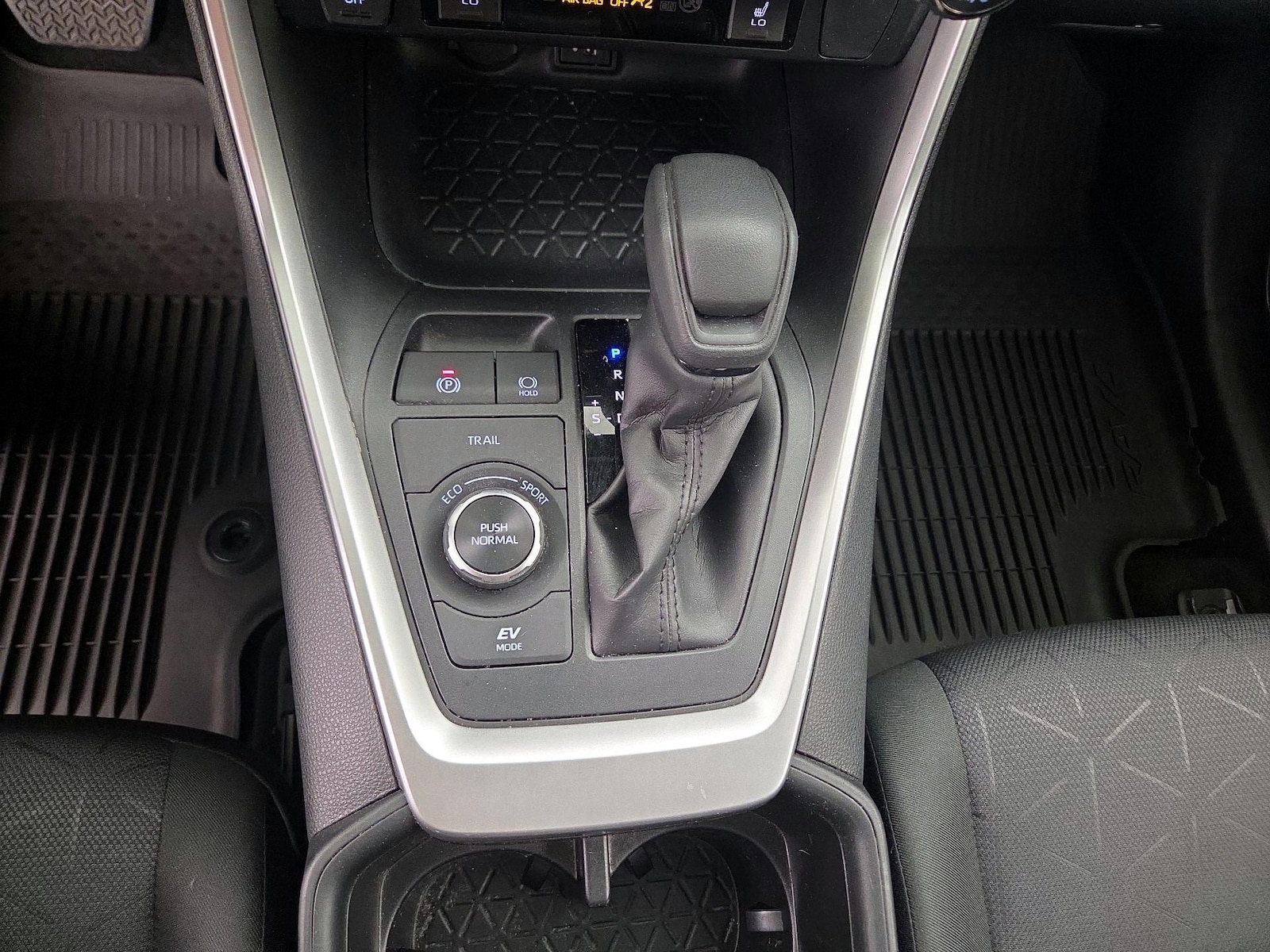 2023 Toyota RAV4 XLE - Photo 18