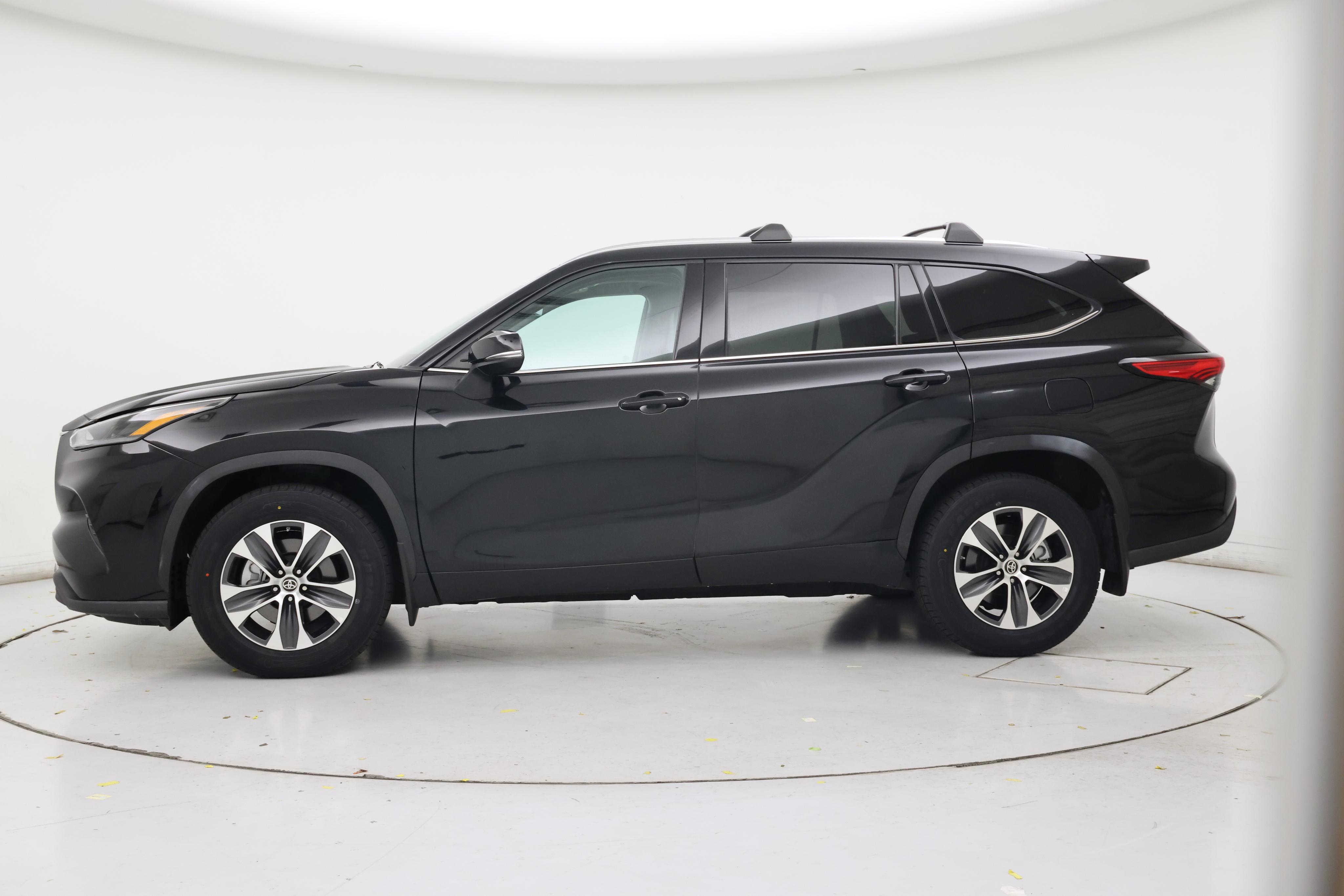 Thumbnail: 2021 Toyota Highlander - 3