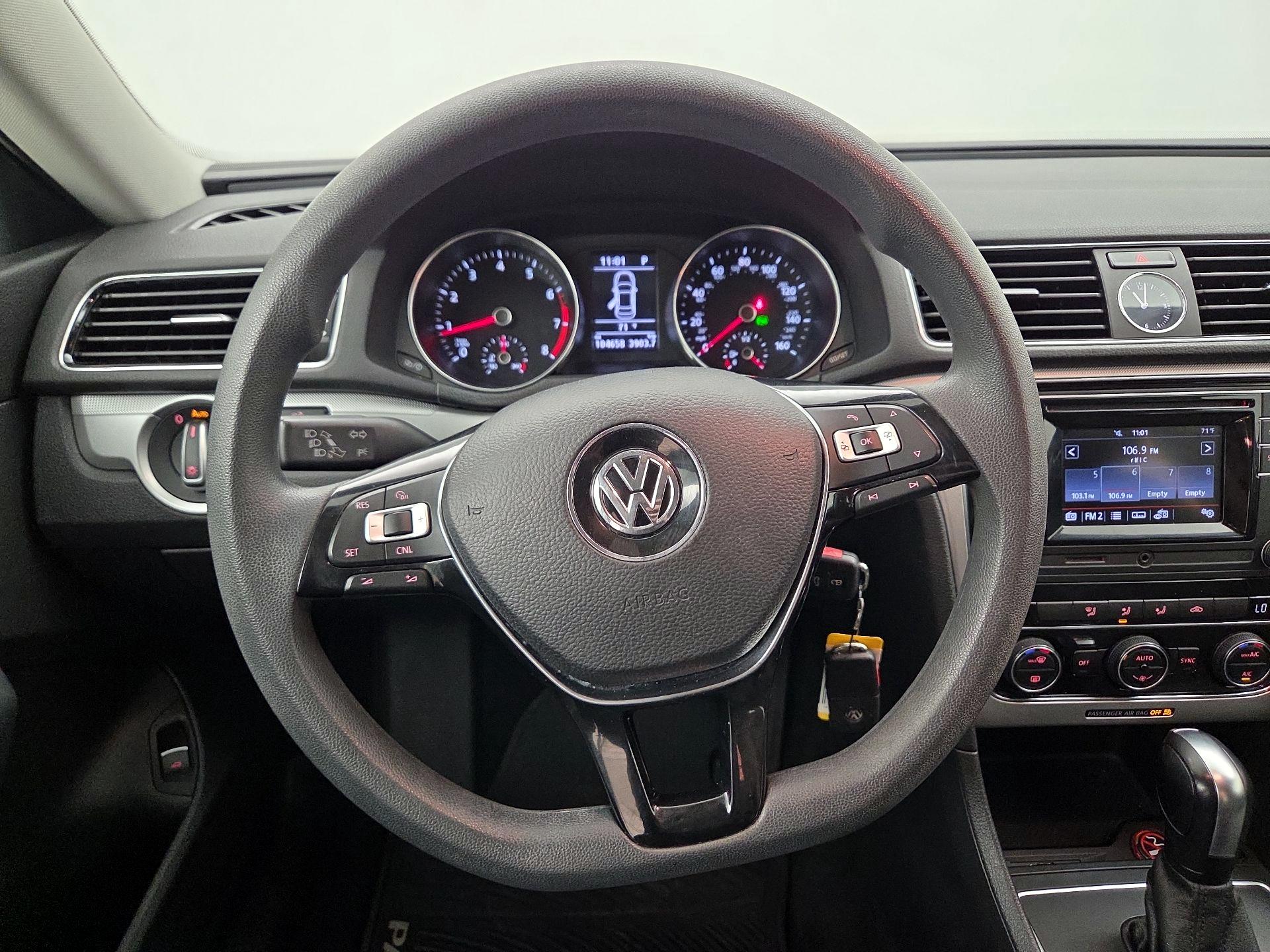Thumbnail: 2016 Volkswagen Passat - 10