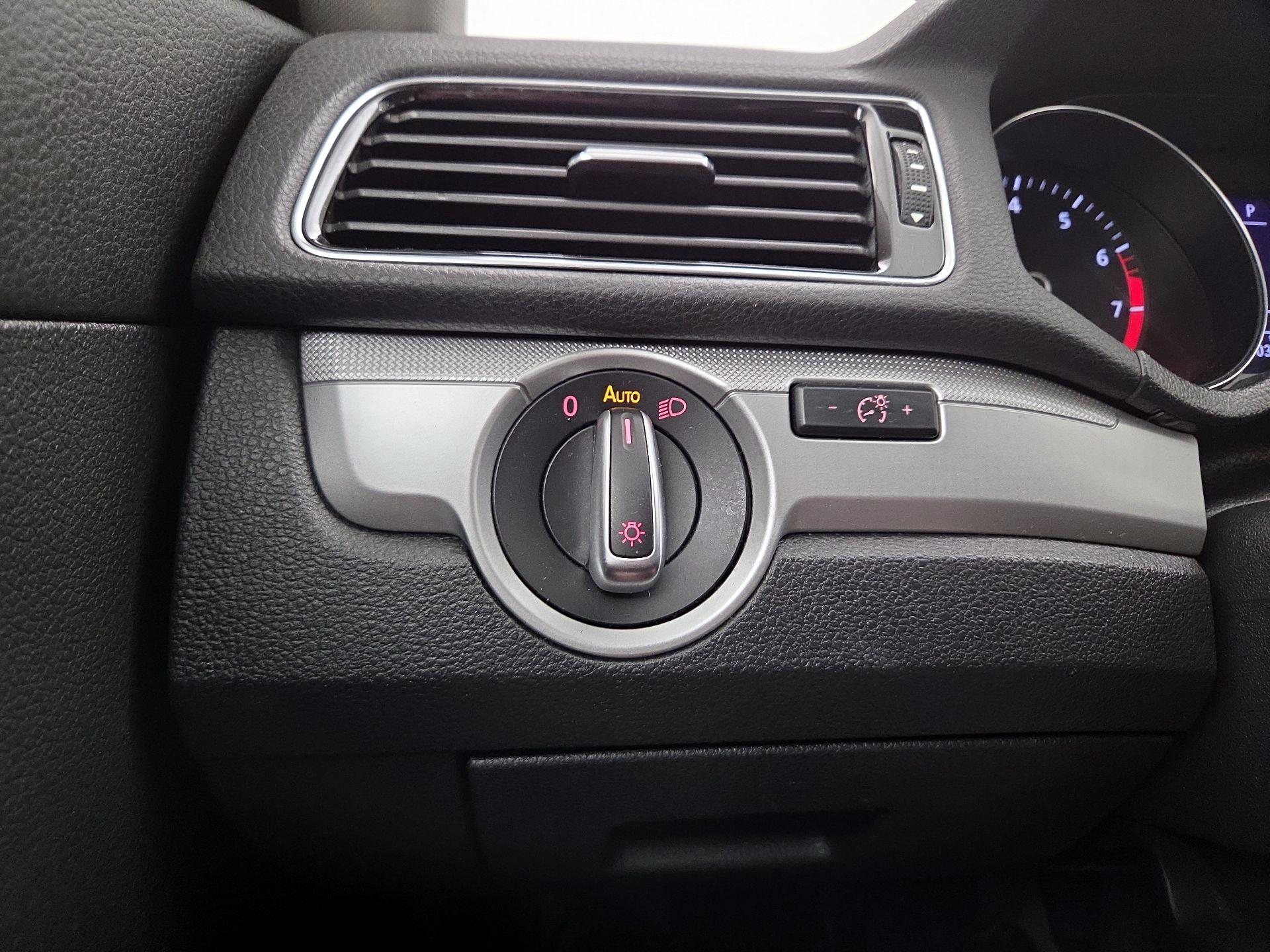 Thumbnail: 2016 Volkswagen Passat - 13