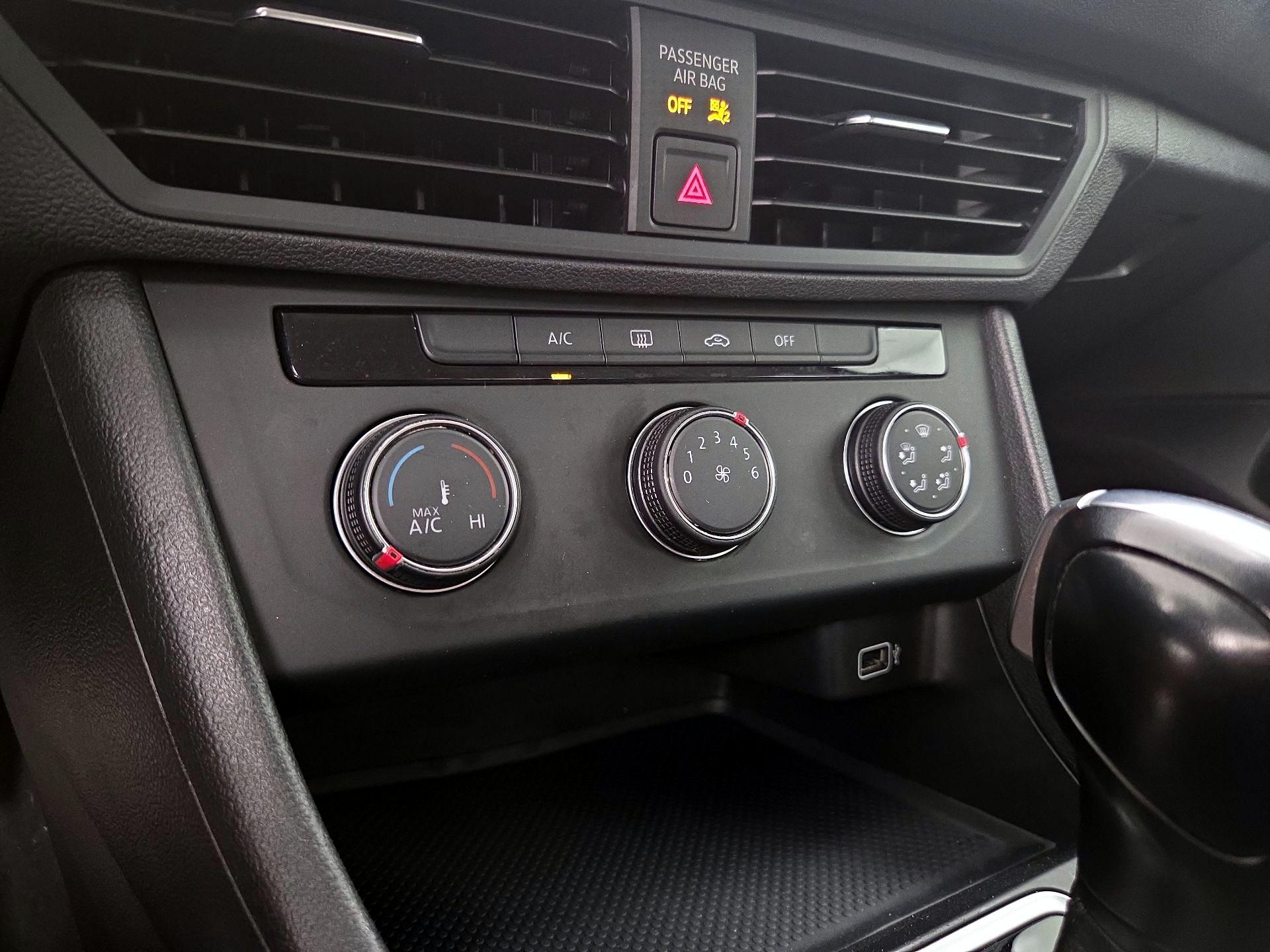 Thumbnail: 2019 Volkswagen Jetta - 16