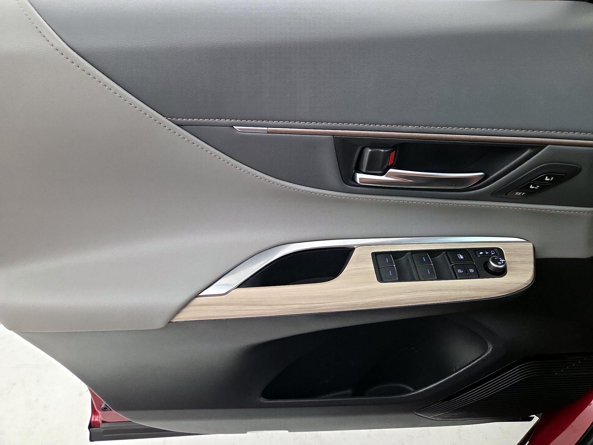 Thumbnail: 2021 Toyota Venza - 12