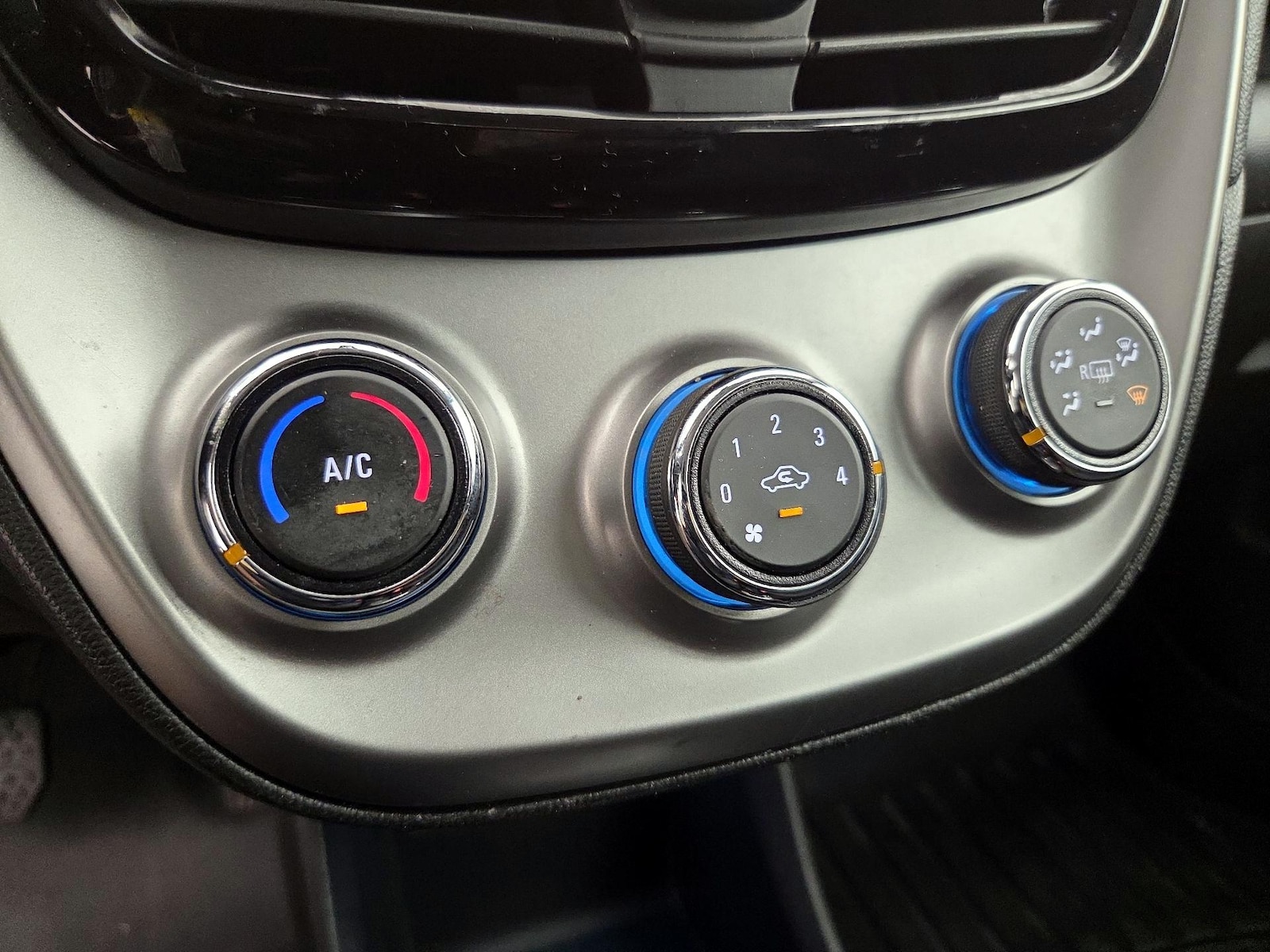 2017 Chevrolet Spark LS - Photo 17