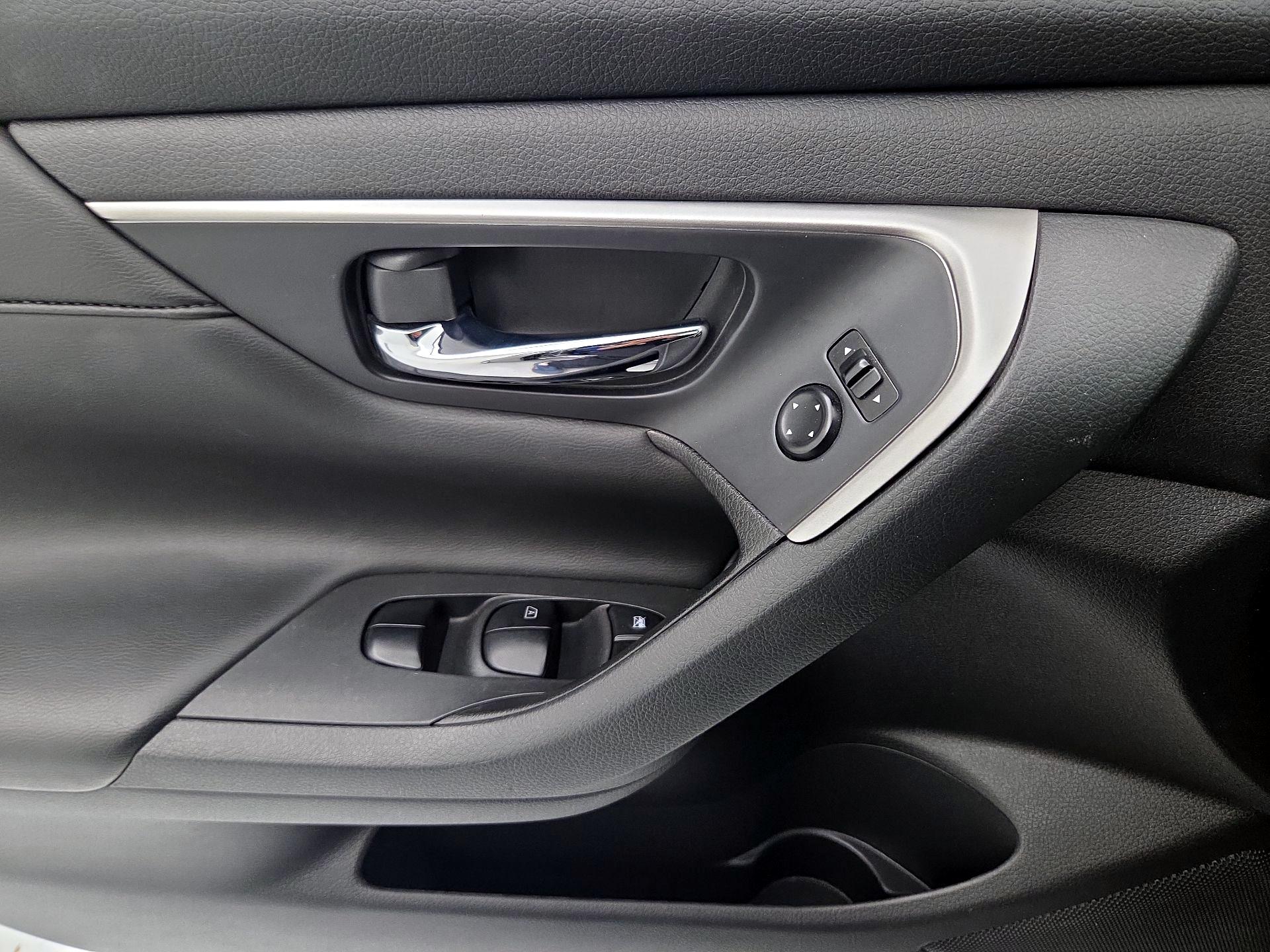 Thumbnail: 2015 Nissan Altima - 12