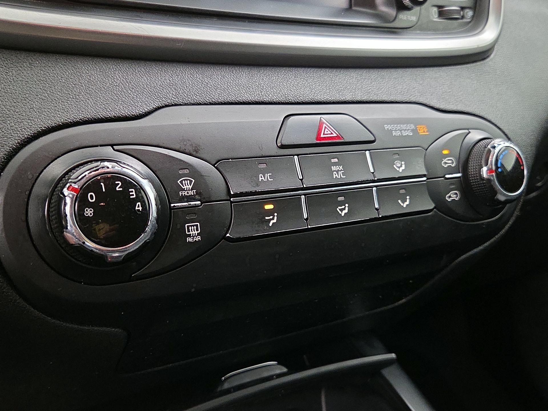 Thumbnail: 2020 Kia Sorento - 16