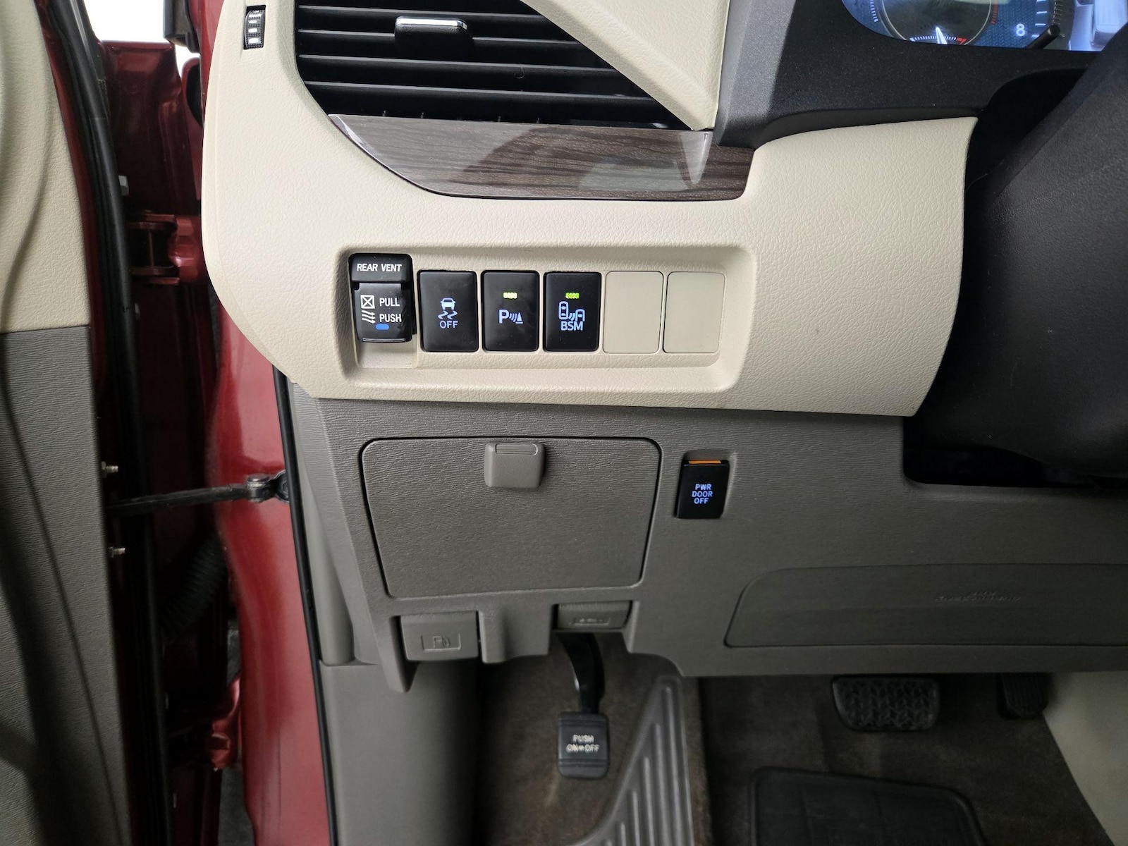 2016 Toyota Sienna XLE - Photo 14