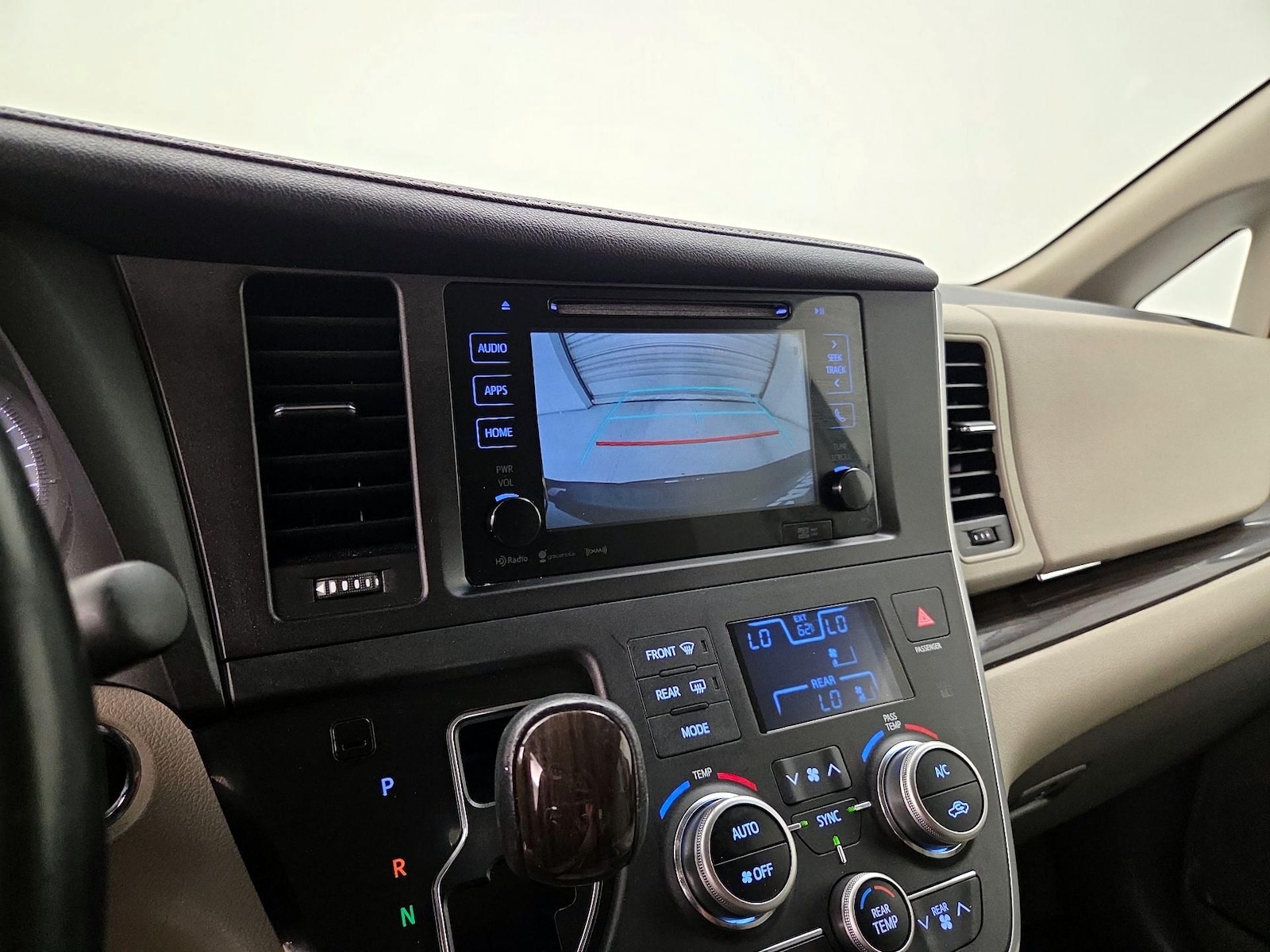 2016 Toyota Sienna XLE - Photo 16