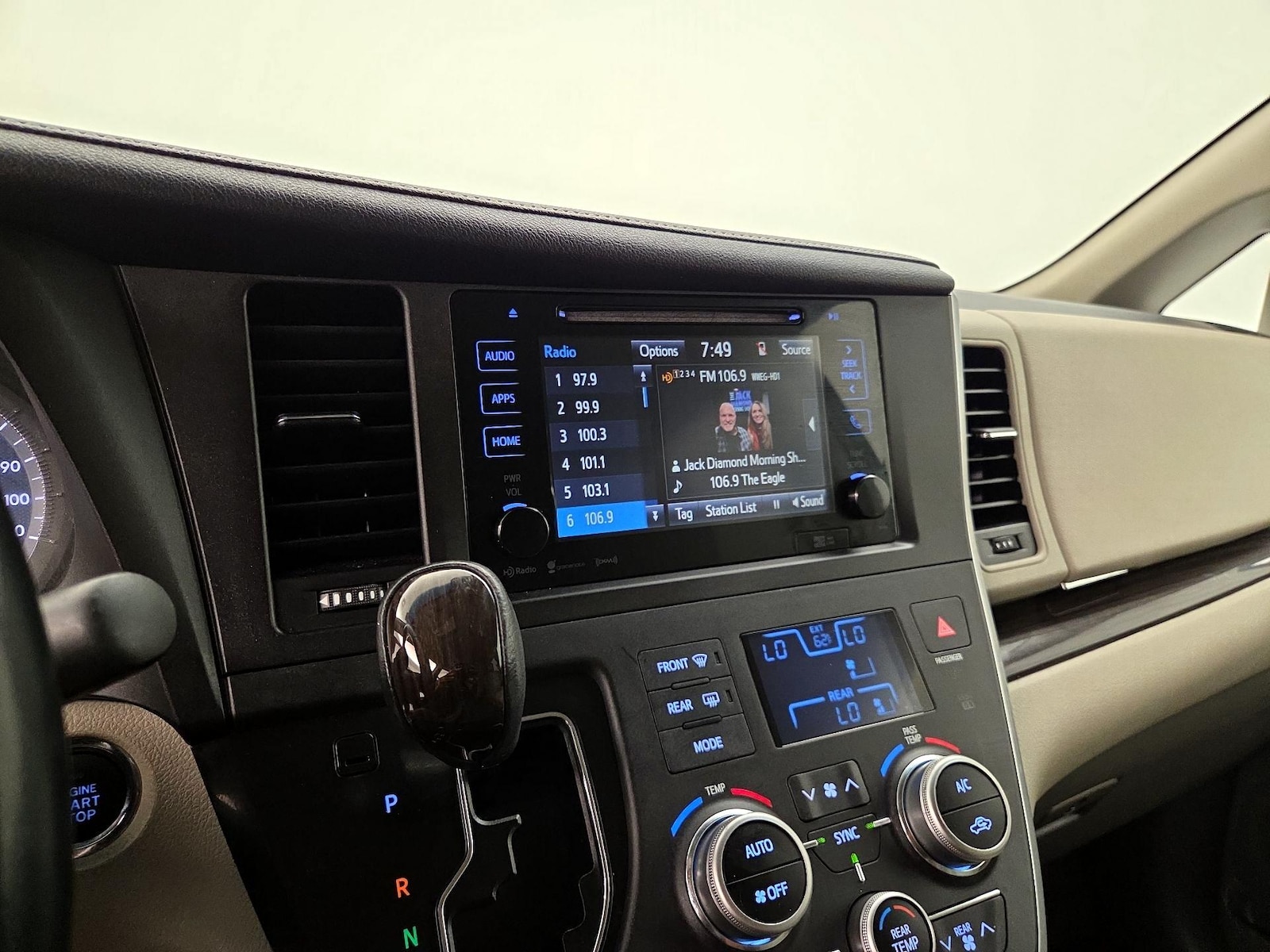 2016 Toyota Sienna XLE - Photo 17