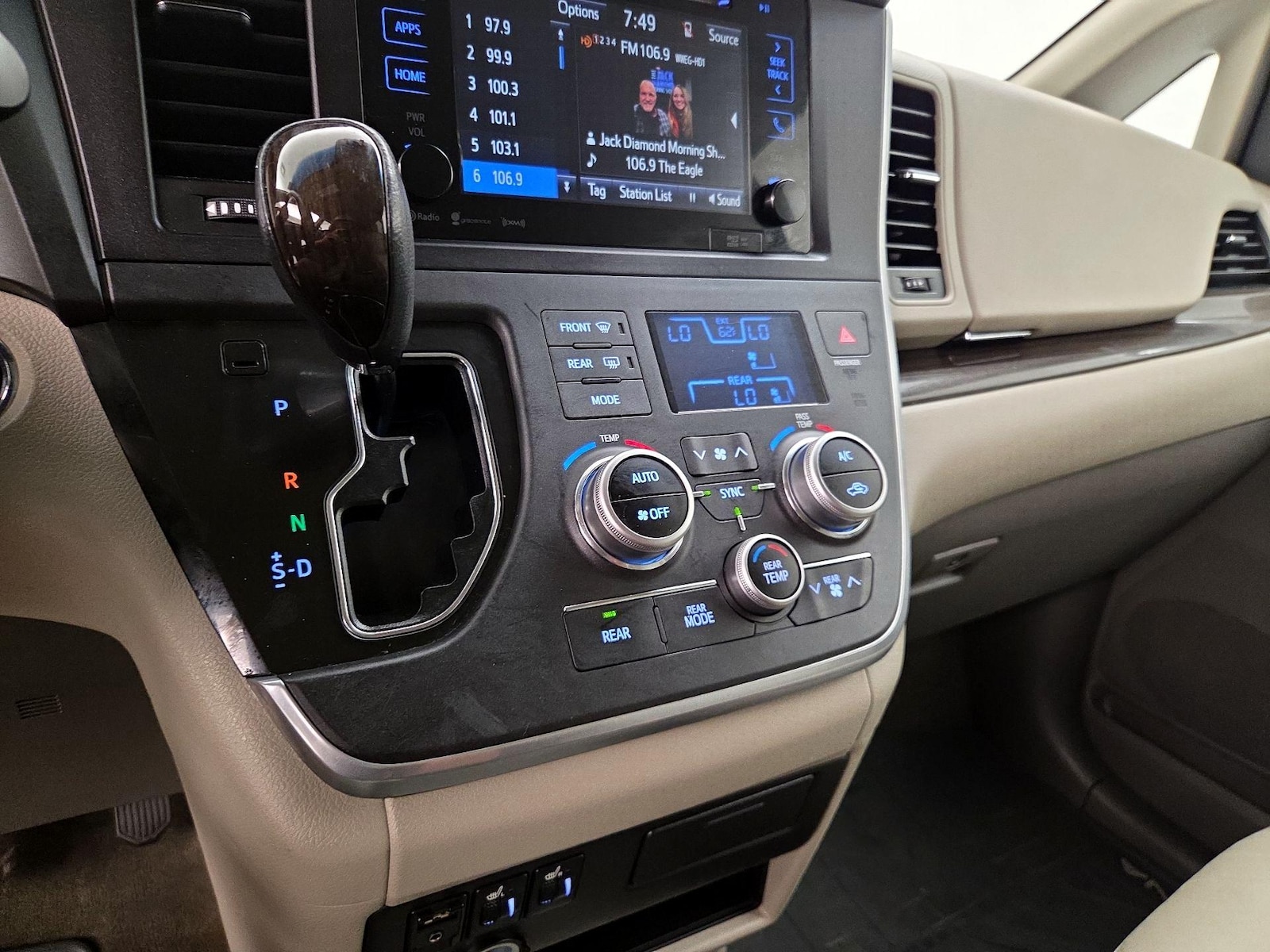 2016 Toyota Sienna XLE - Photo 18