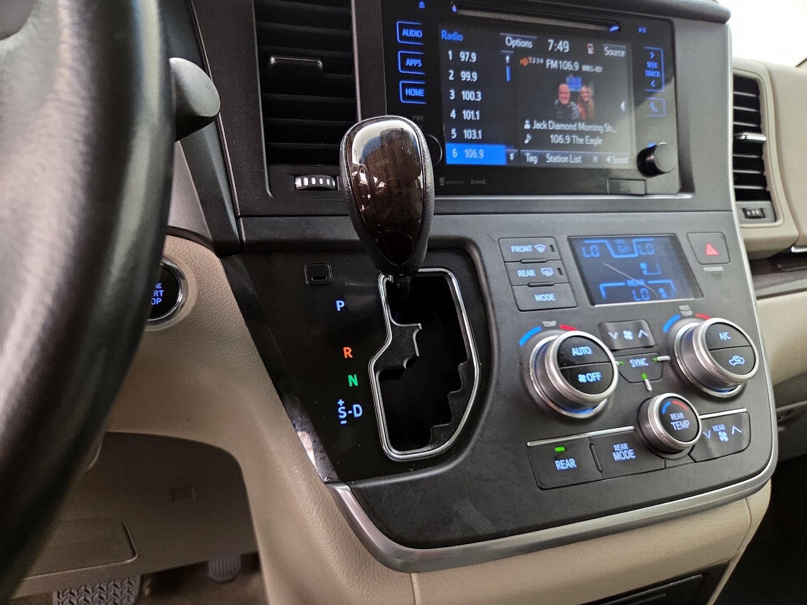 2016 Toyota Sienna XLE - Photo 19