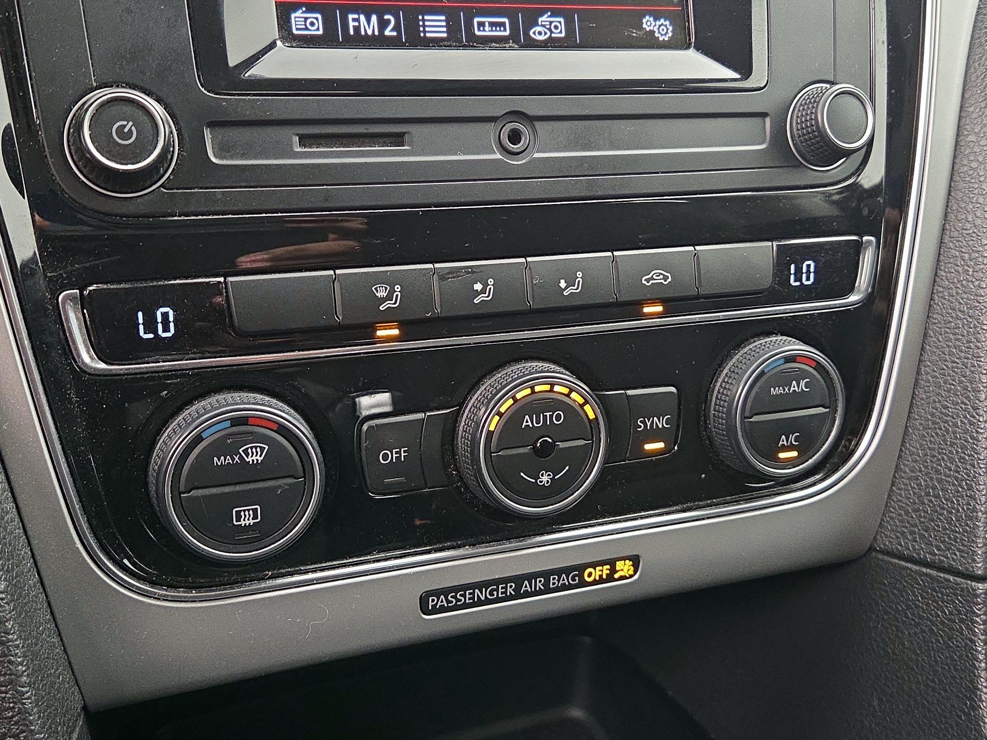 Thumbnail: 2016 Volkswagen Passat - 16