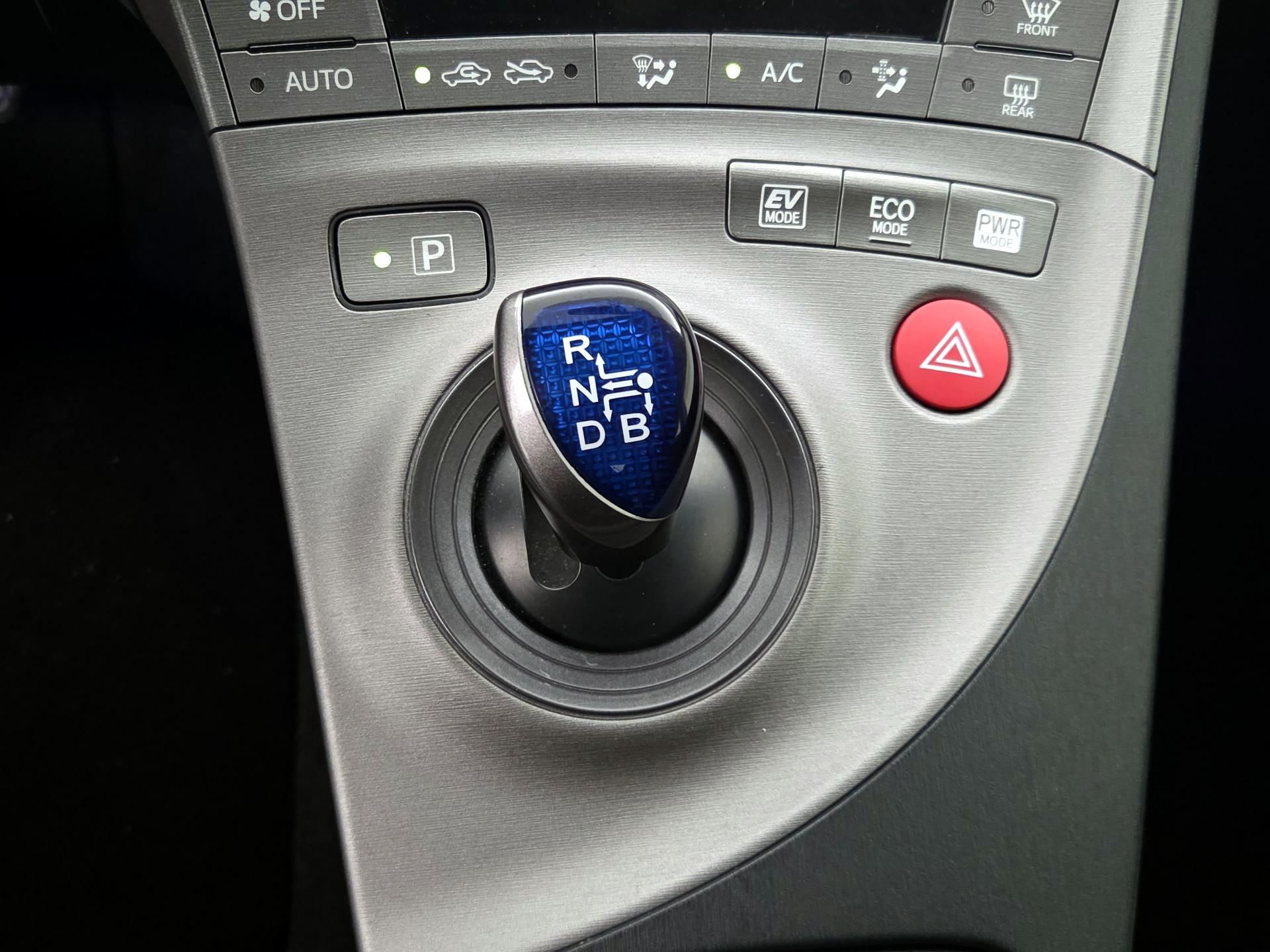 Thumbnail: 2015 Toyota Prius - 17