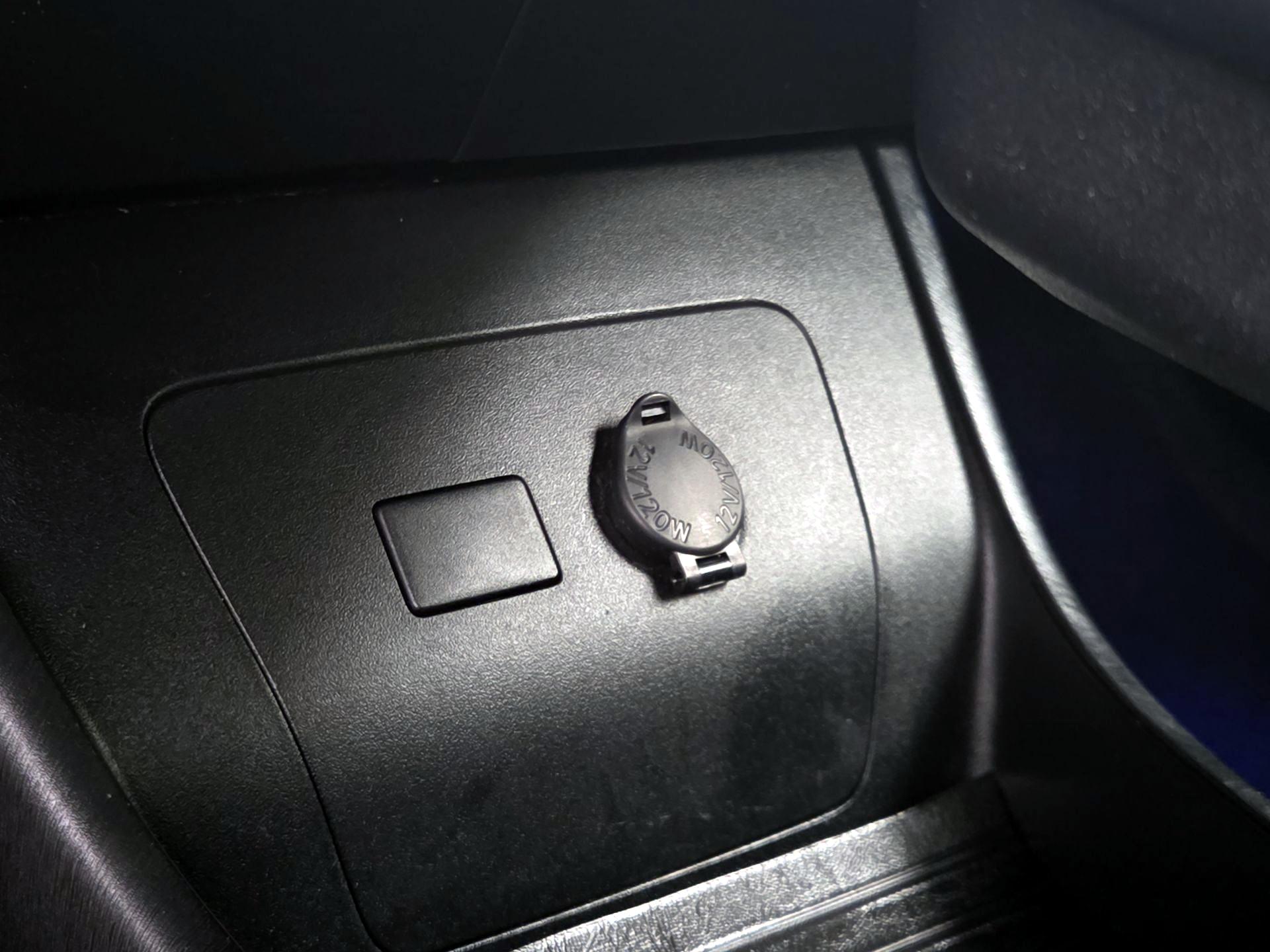 Thumbnail: 2015 Toyota Prius - 18