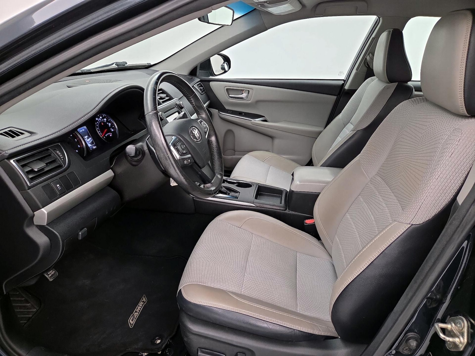2017 Toyota Camry SE - Photo 12