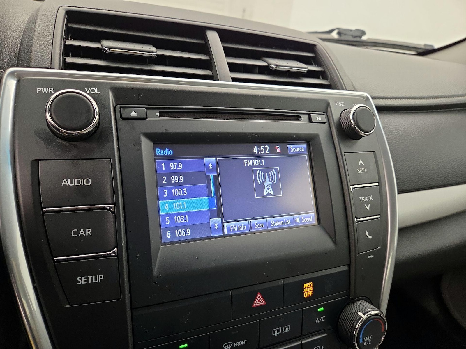 2017 Toyota Camry SE - Photo 16