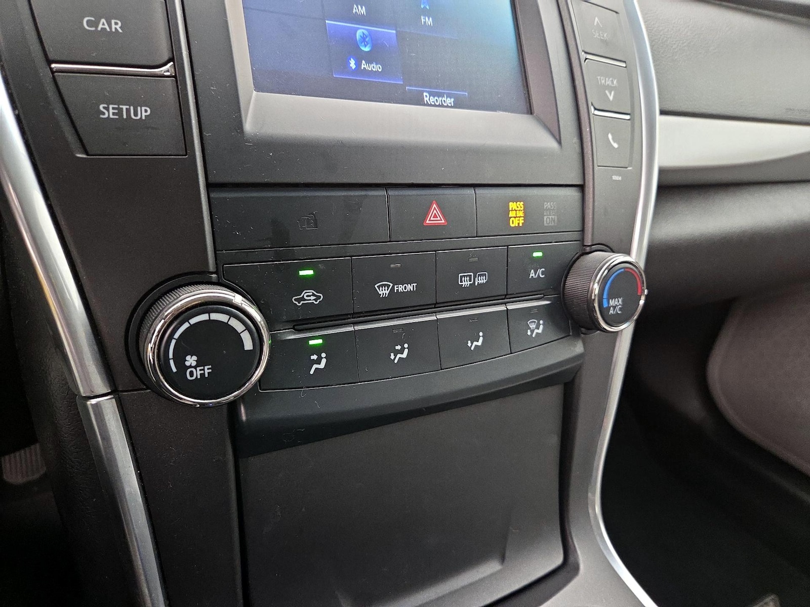 2017 Toyota Camry SE - Photo 17