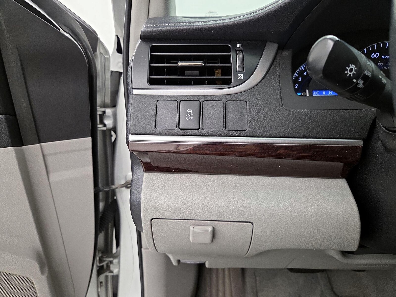 2014 Toyota Camry XLE - Photo 14