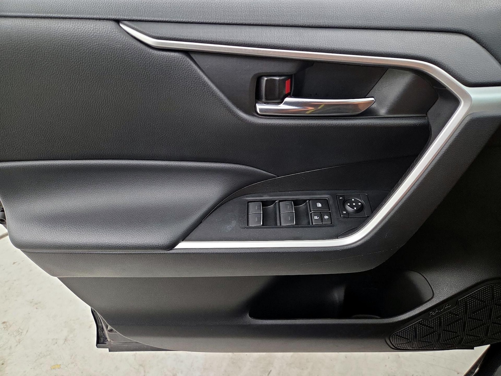 2023 Toyota RAV4 XLE - Photo 13