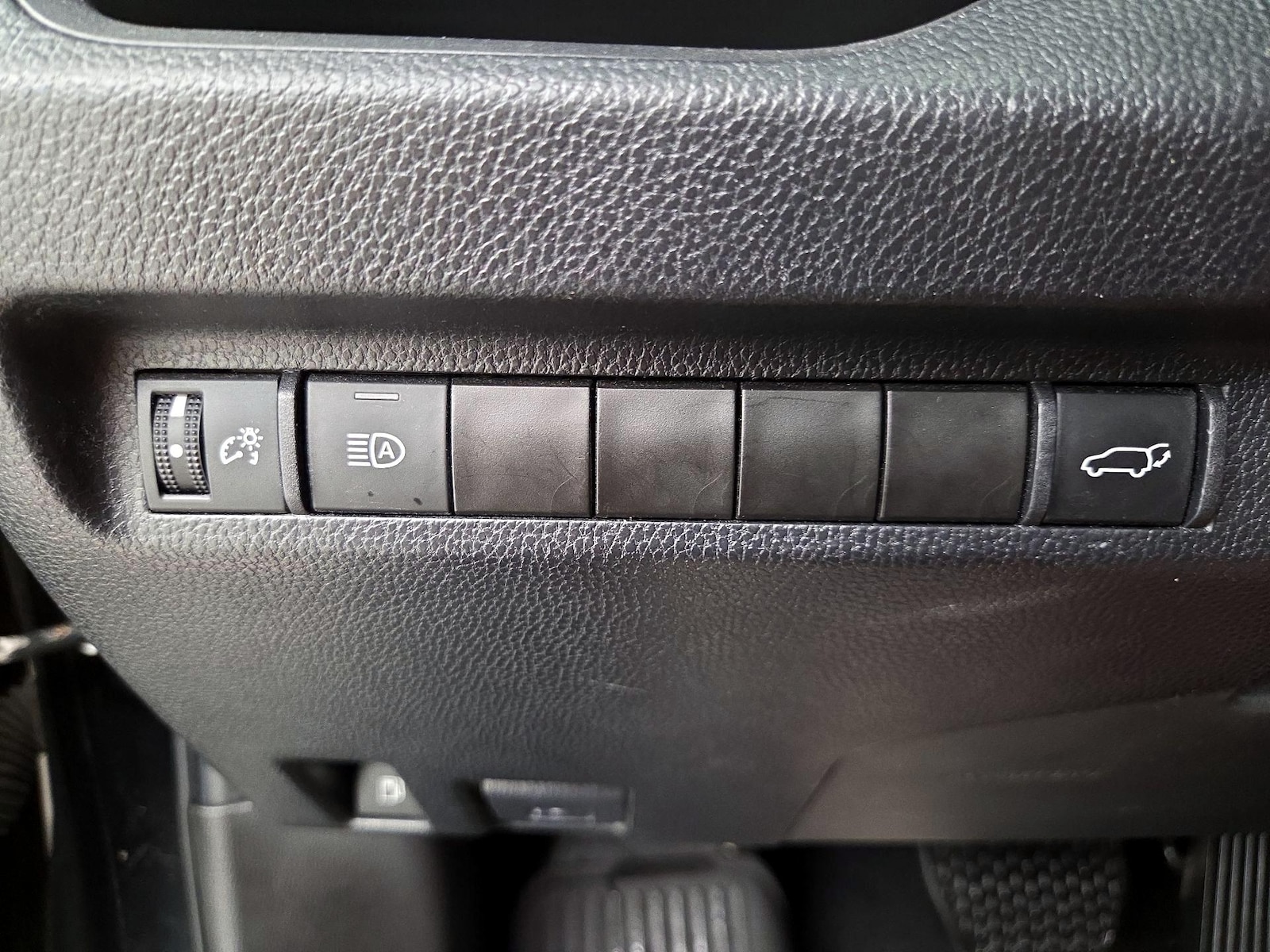 2023 Toyota RAV4 XLE - Photo 14