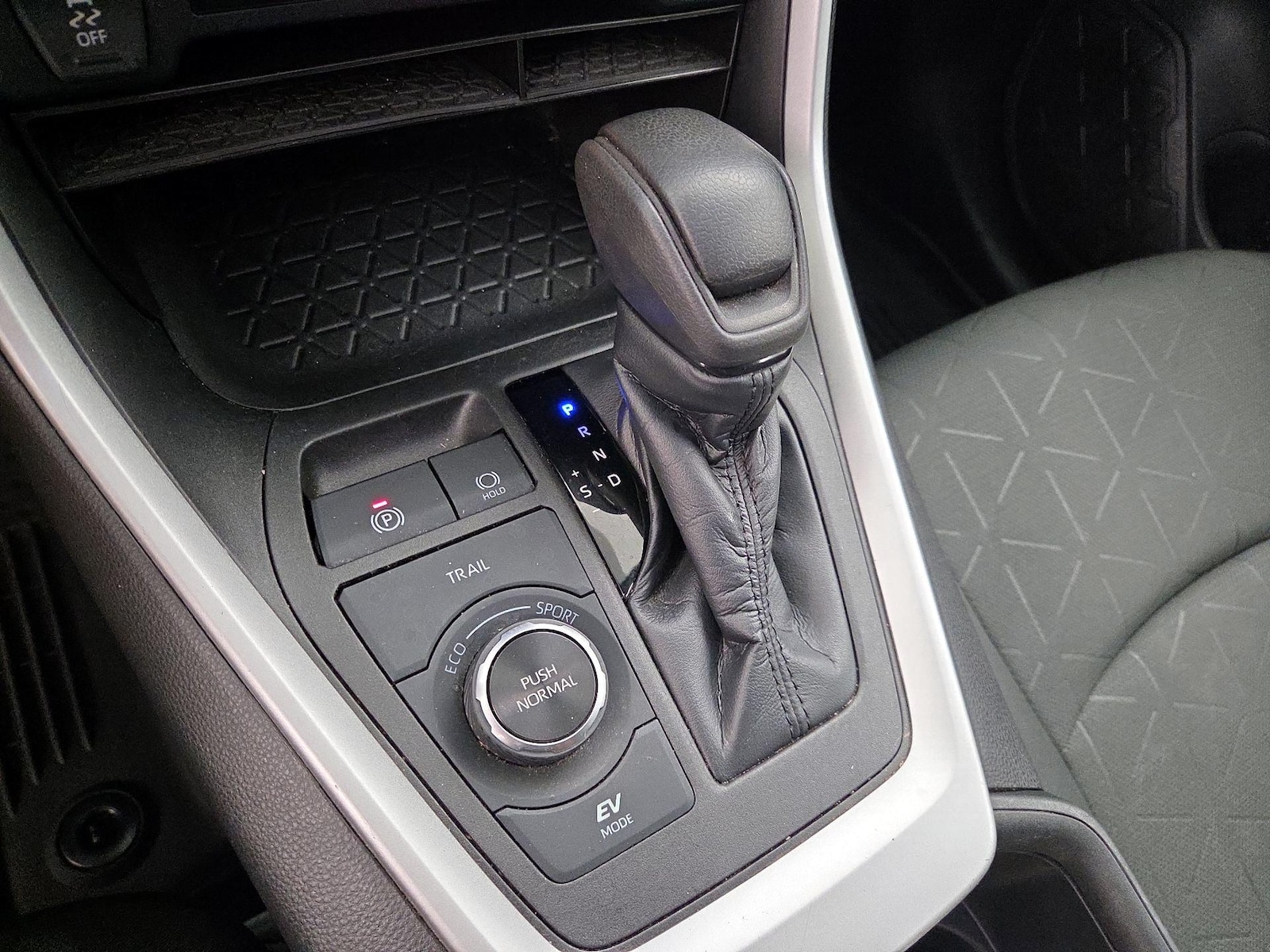 2023 Toyota RAV4 XLE - Photo 18