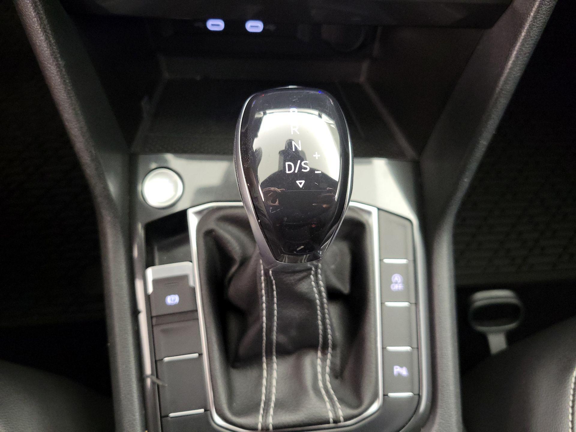 Thumbnail: 2022 Volkswagen Tiguan - 17