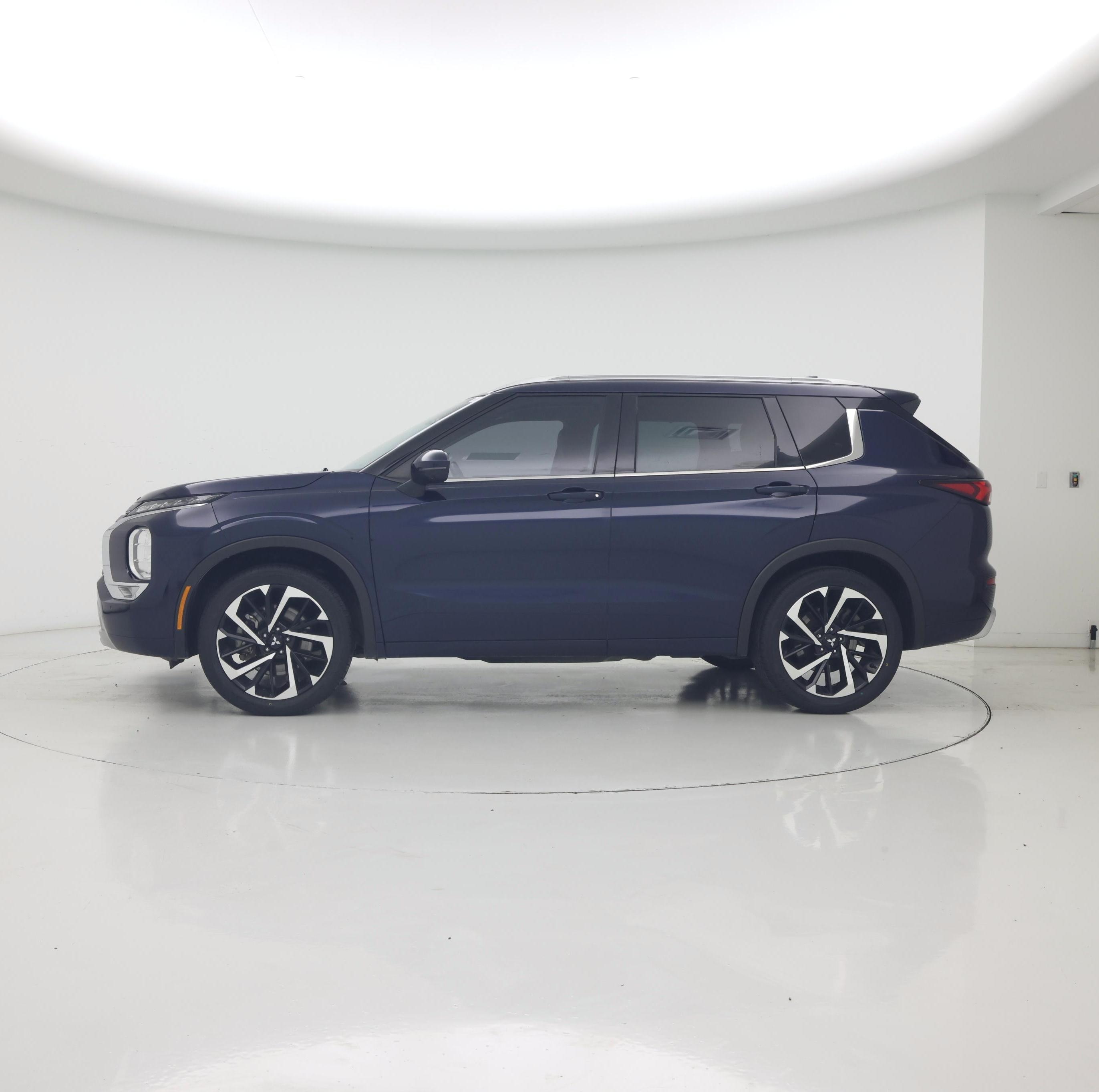 Thumbnail: 2023 Mitsubishi Outlander - 3