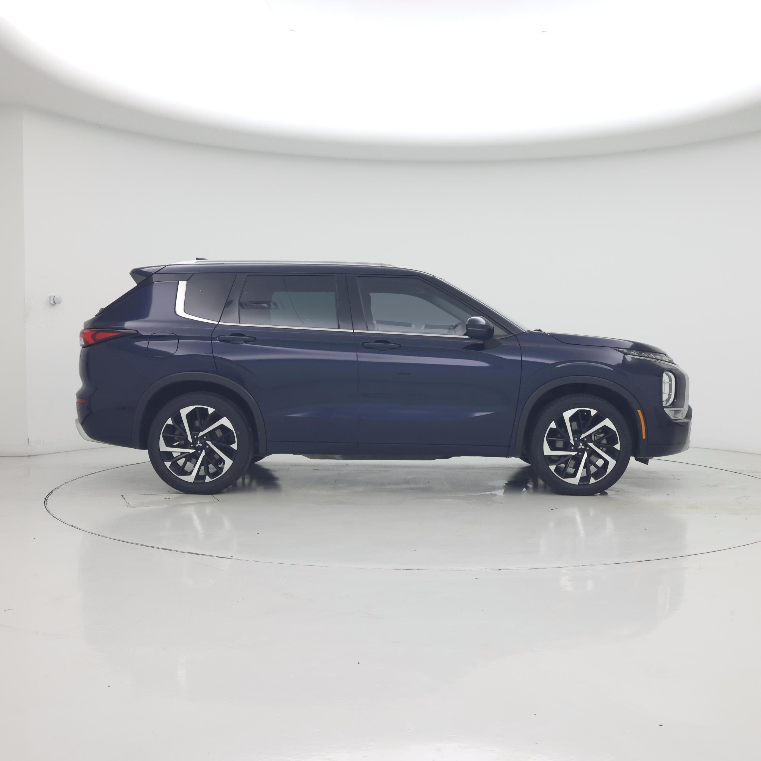 Thumbnail: 2023 Mitsubishi Outlander - 7