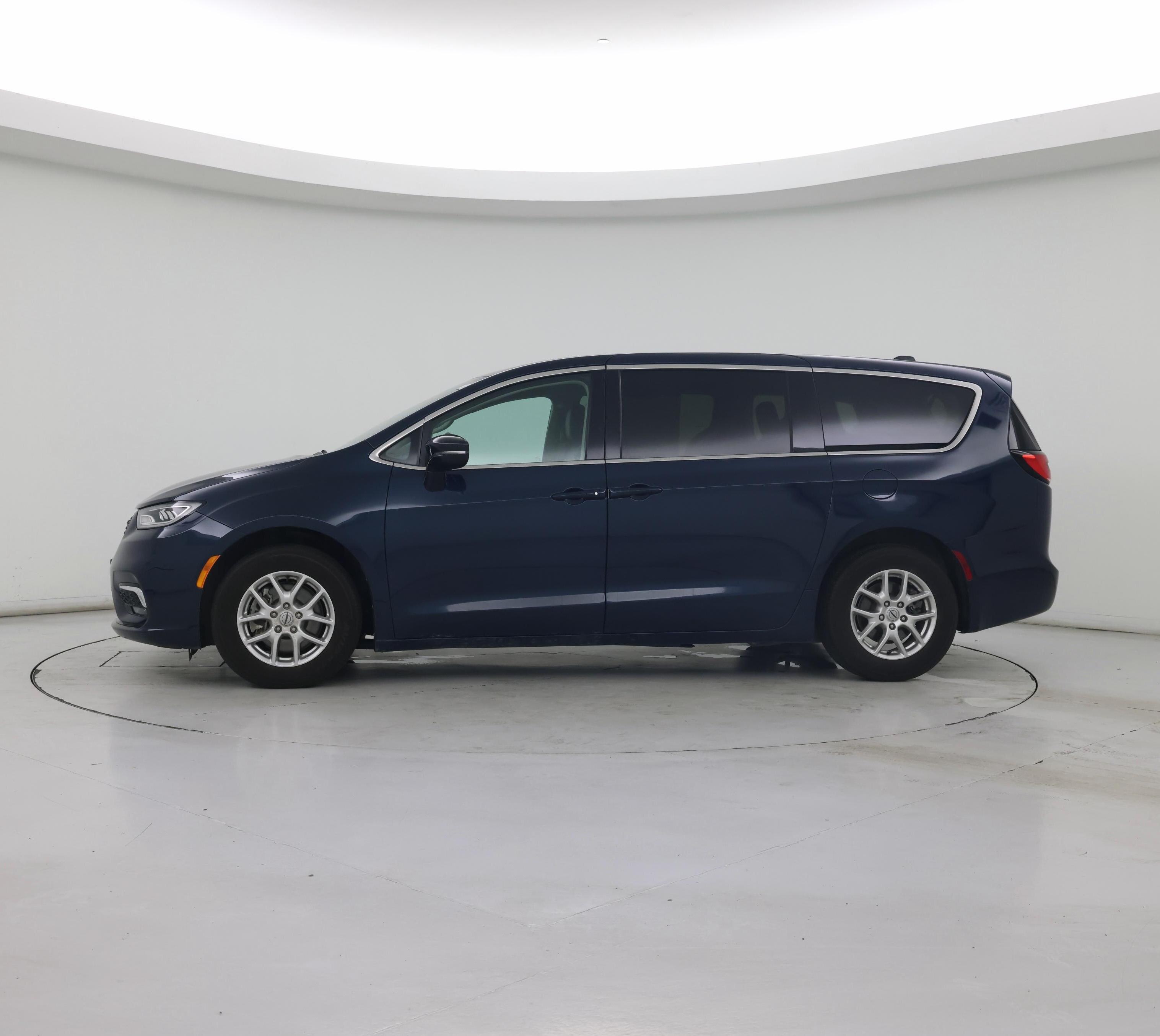 Thumbnail: 2024 Chrysler Pacifica - 3