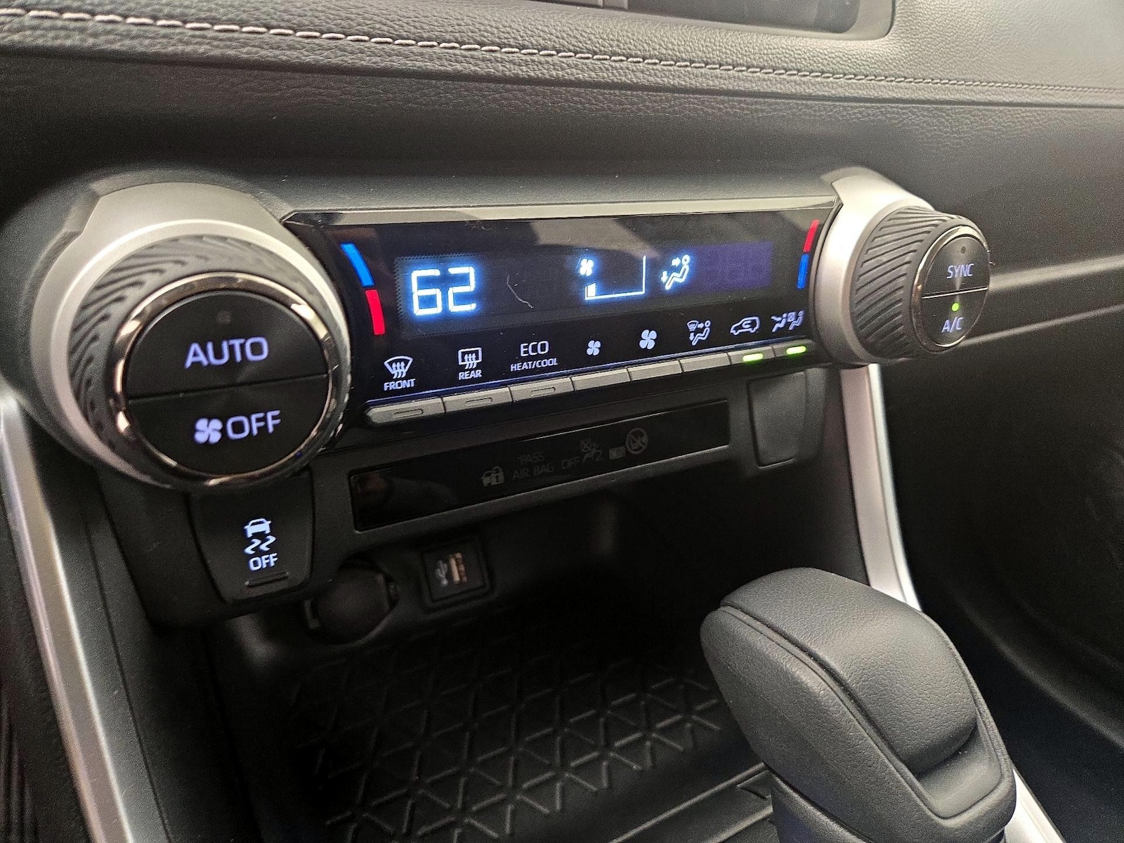 2023 Toyota RAV4 LE - Photo 17