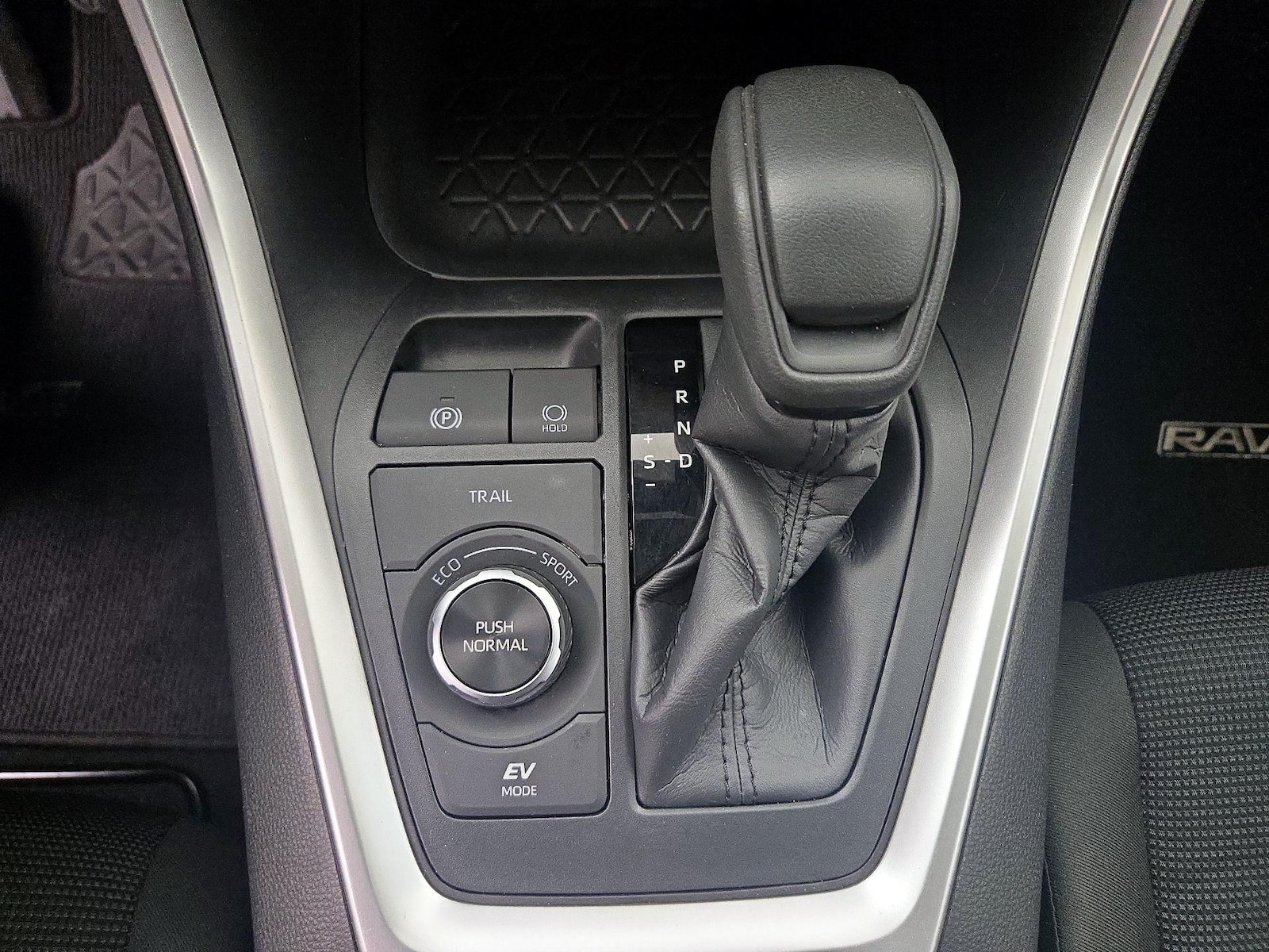 2023 Toyota RAV4 LE - Photo 18