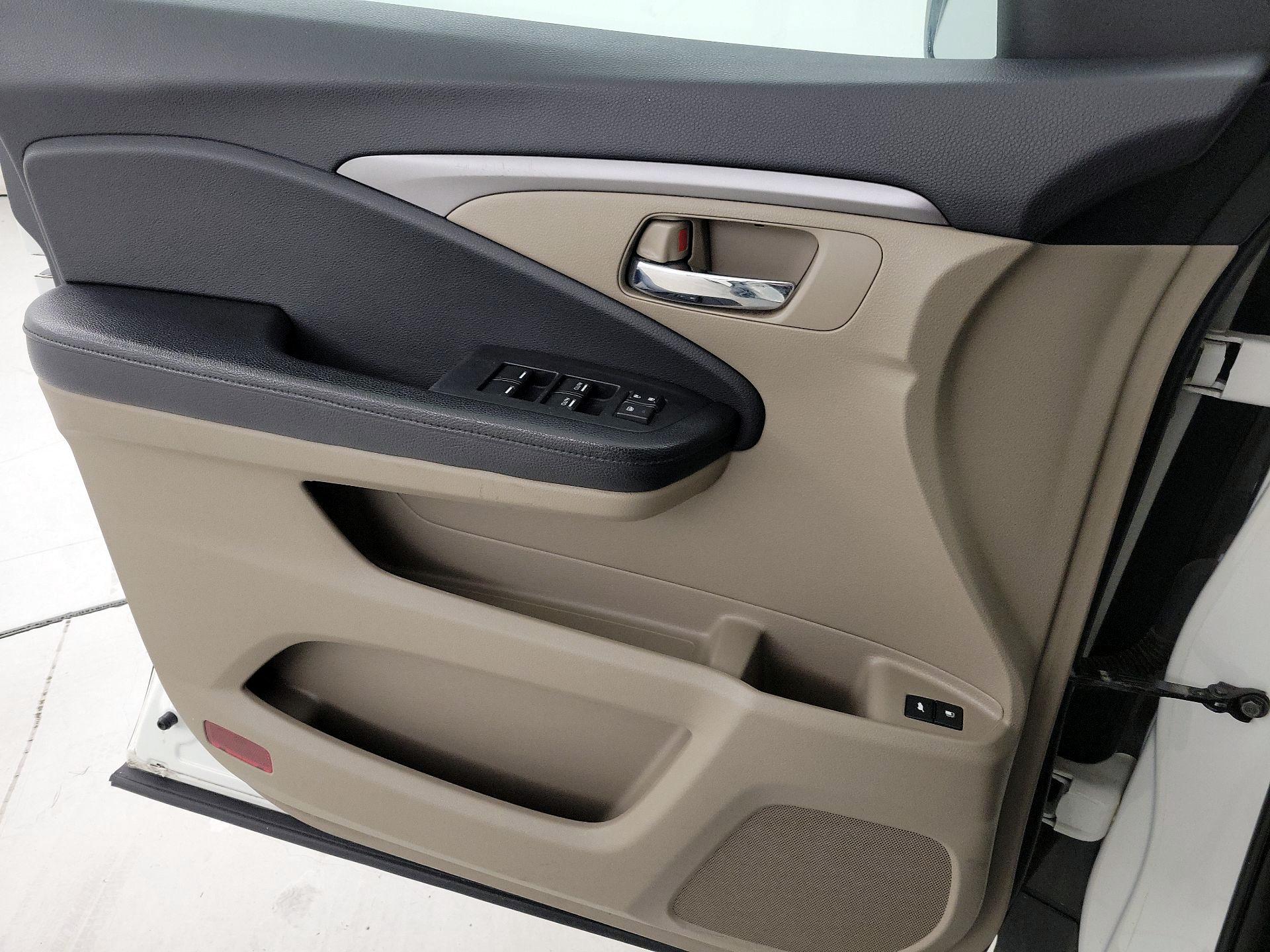 Thumbnail: 2017 Honda Pilot - 12