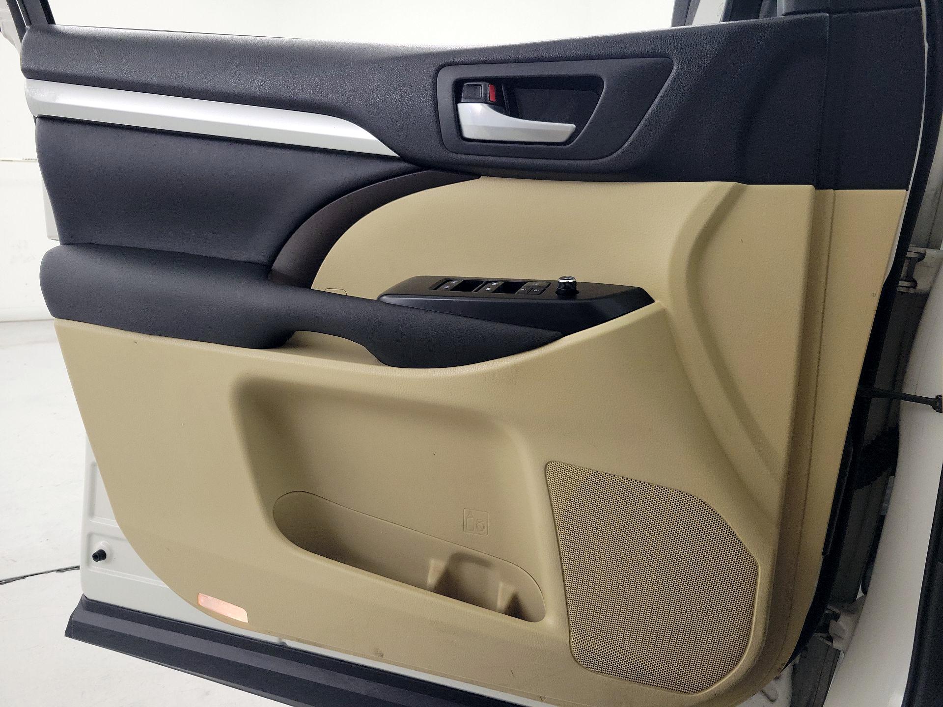 Thumbnail: 2016 Toyota Highlander - 12