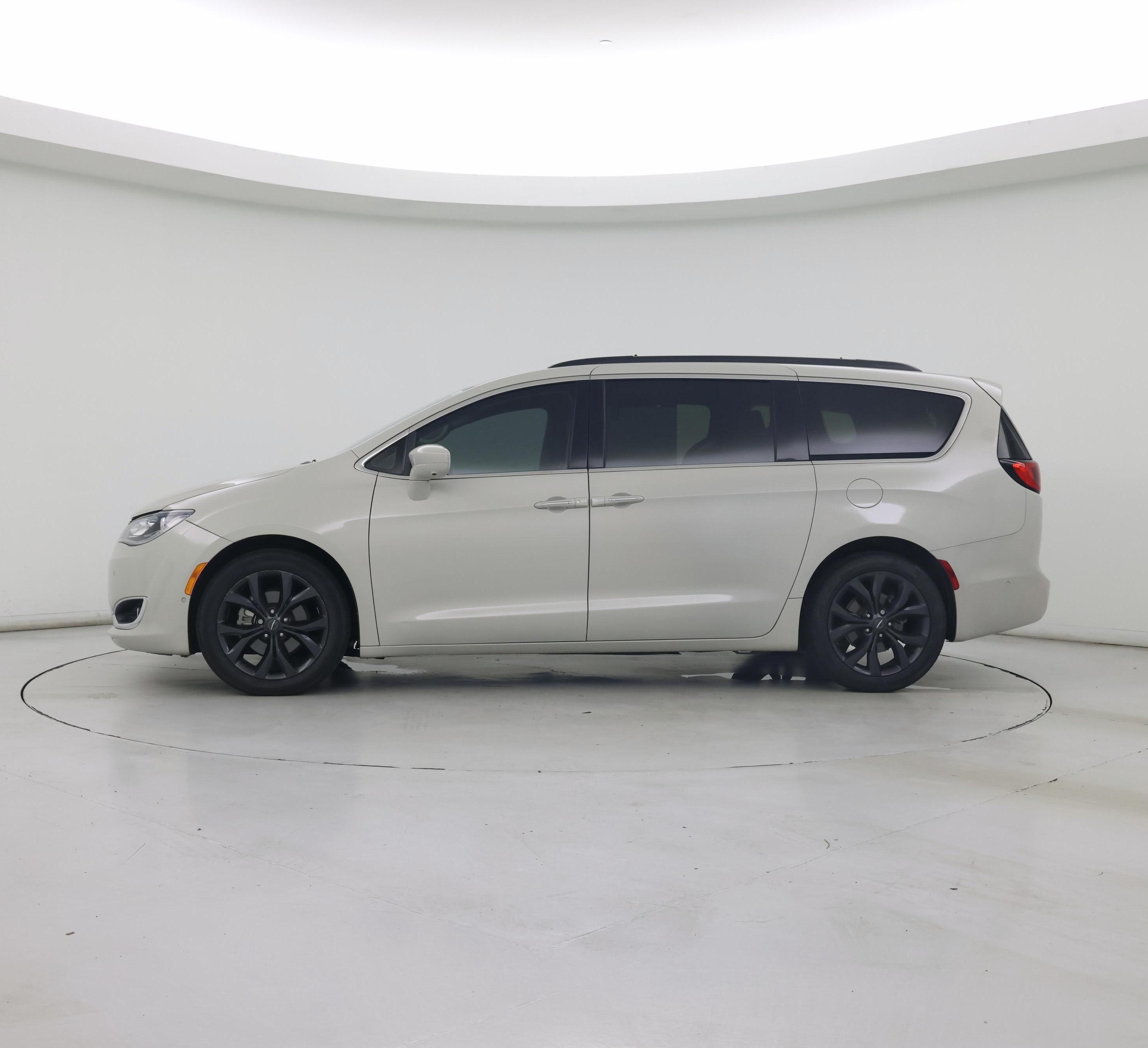 Thumbnail: 2019 Chrysler Pacifica - 3
