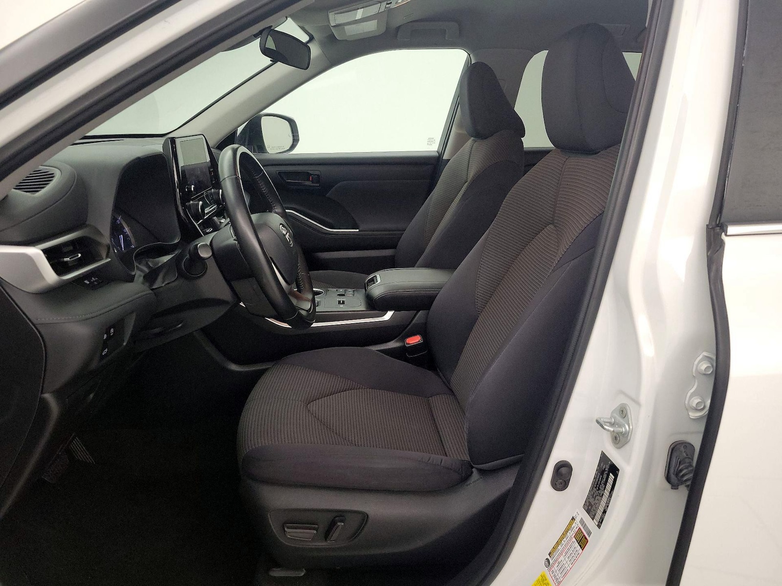 2023 Toyota Highlander LE - Photo 12