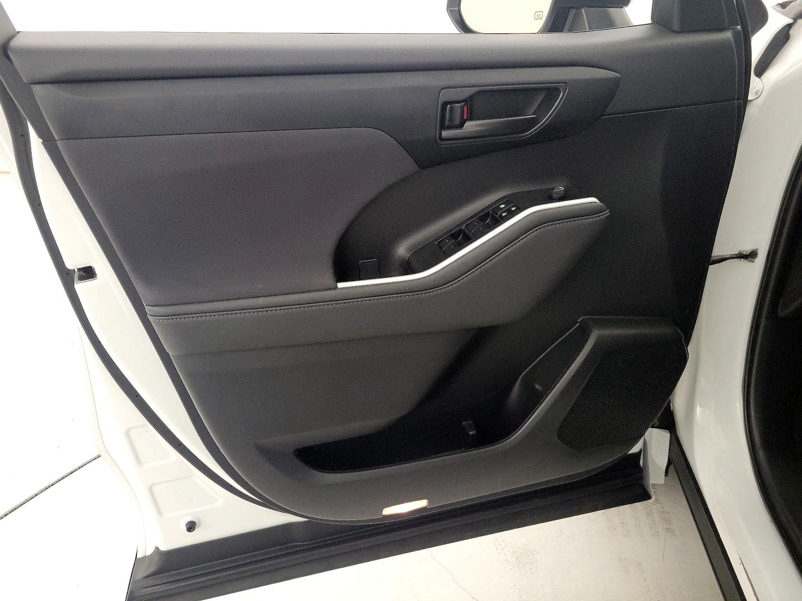 2023 Toyota Highlander LE - Photo 13