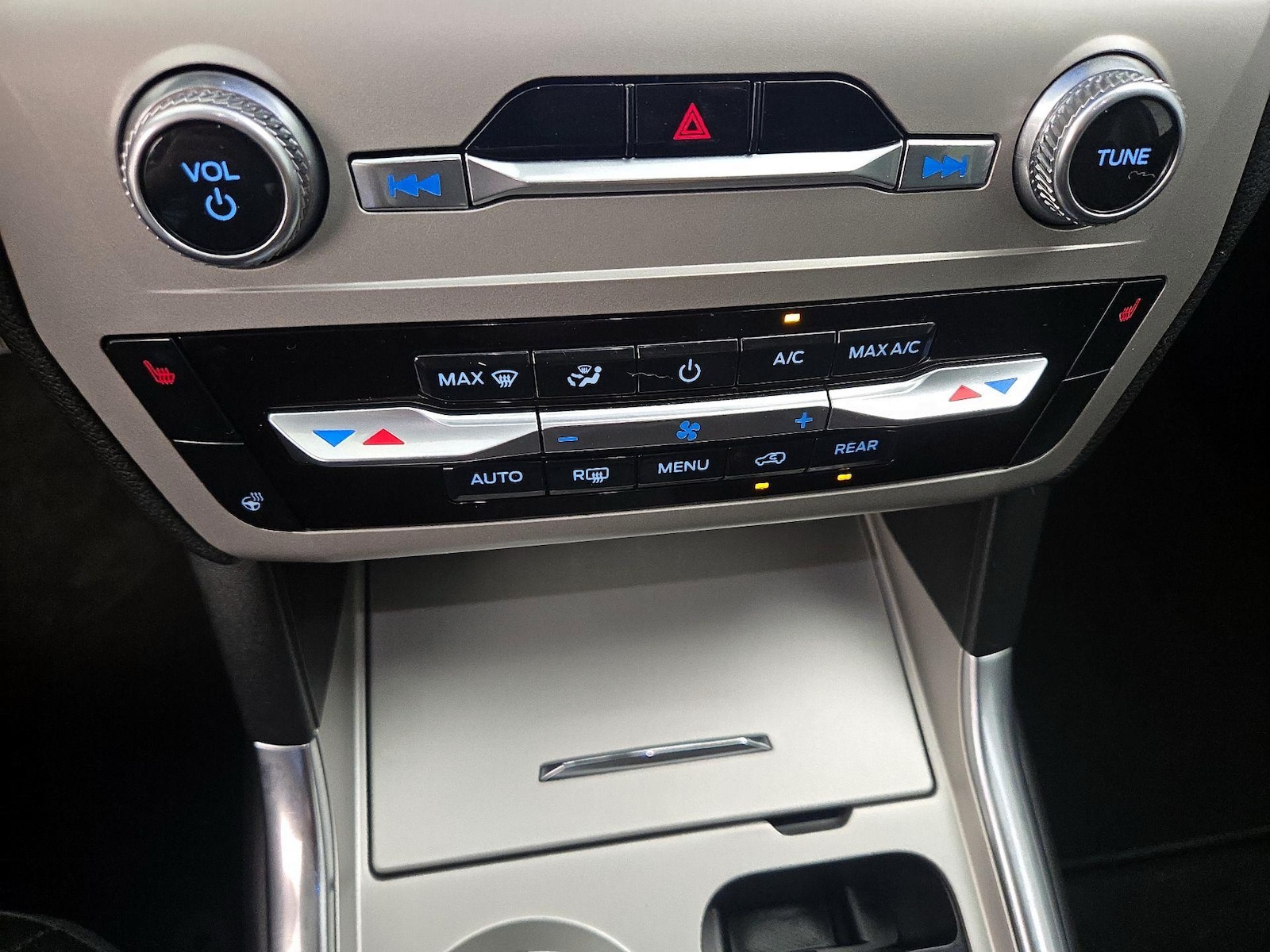 2022 Ford Explorer XLT - Photo 18