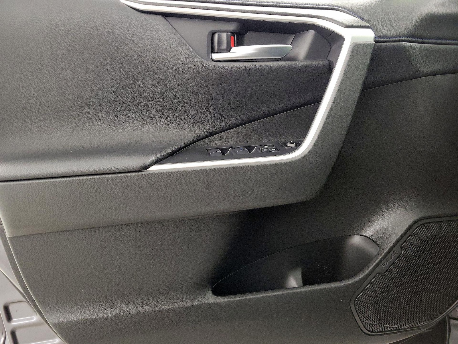 2020 Toyota RAV4 XSE - Photo 13
