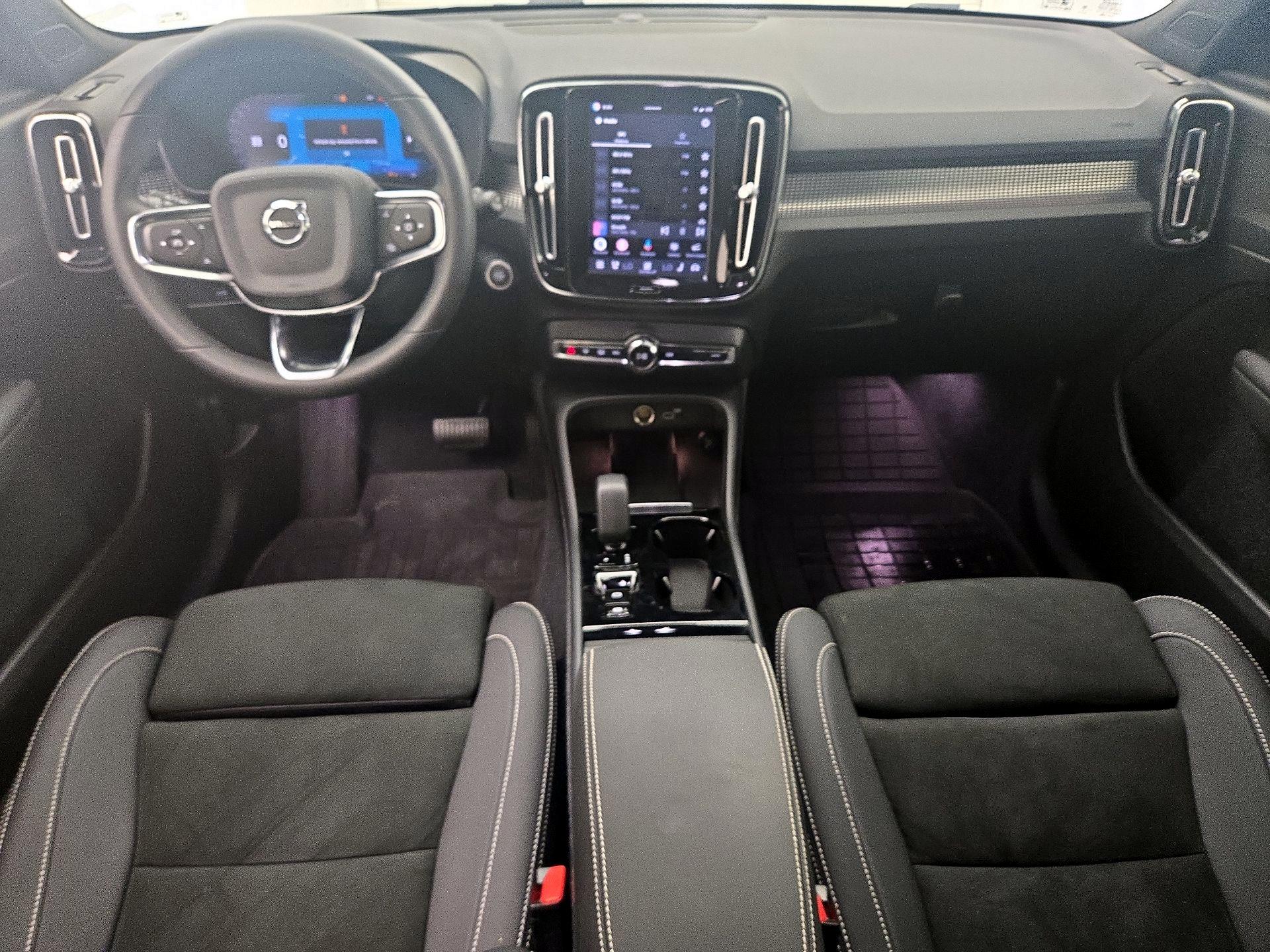 Thumbnail: 2023 Volvo XC40 - 9