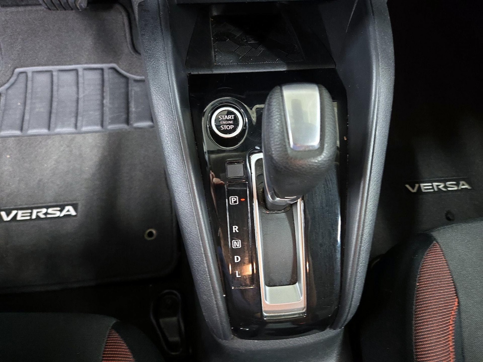 2025 Nissan Versa Sedan SR - Photo 18