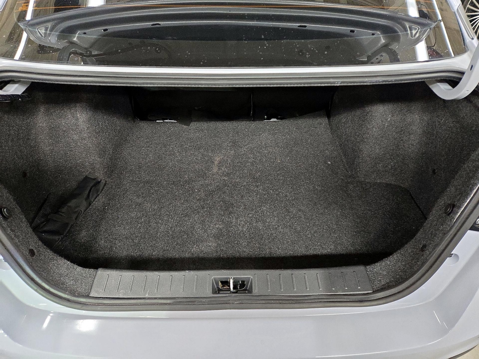 2025 Nissan Versa Sedan SR - Photo 21