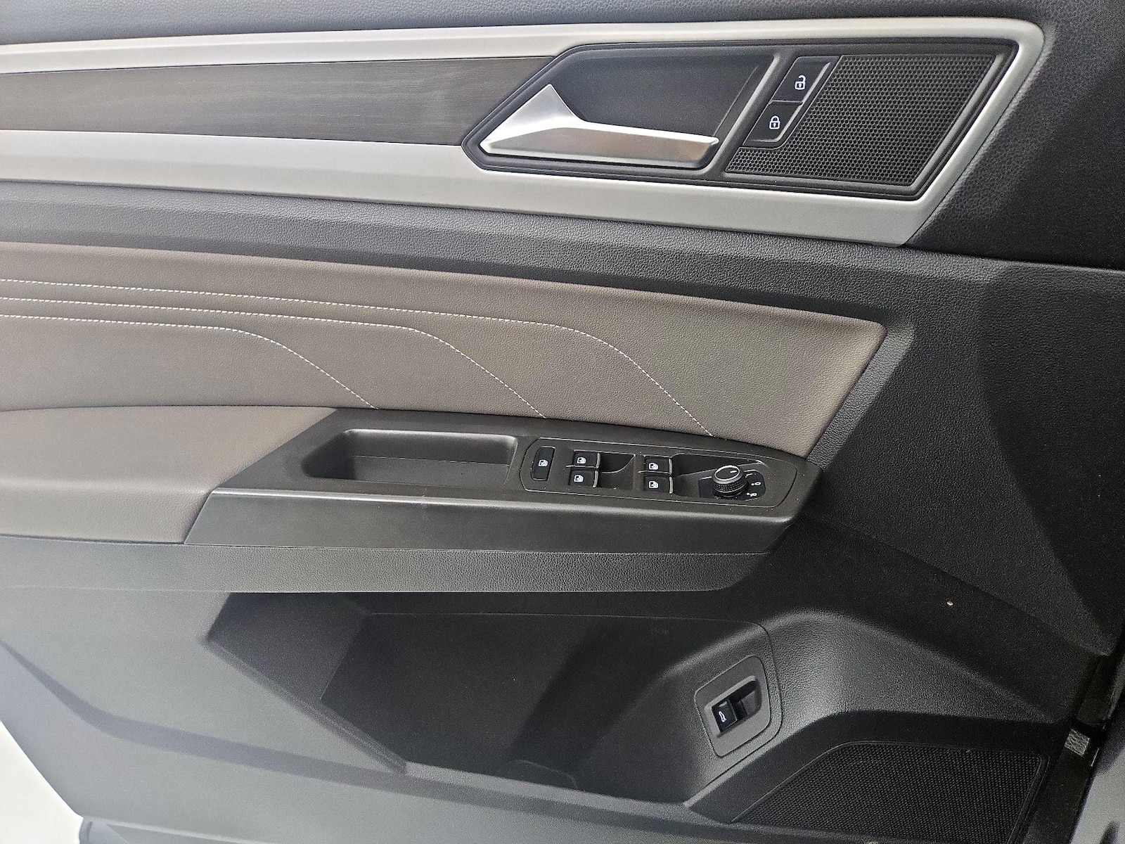 2023 Volkswagen Atlas SE w/Tech - Photo 11