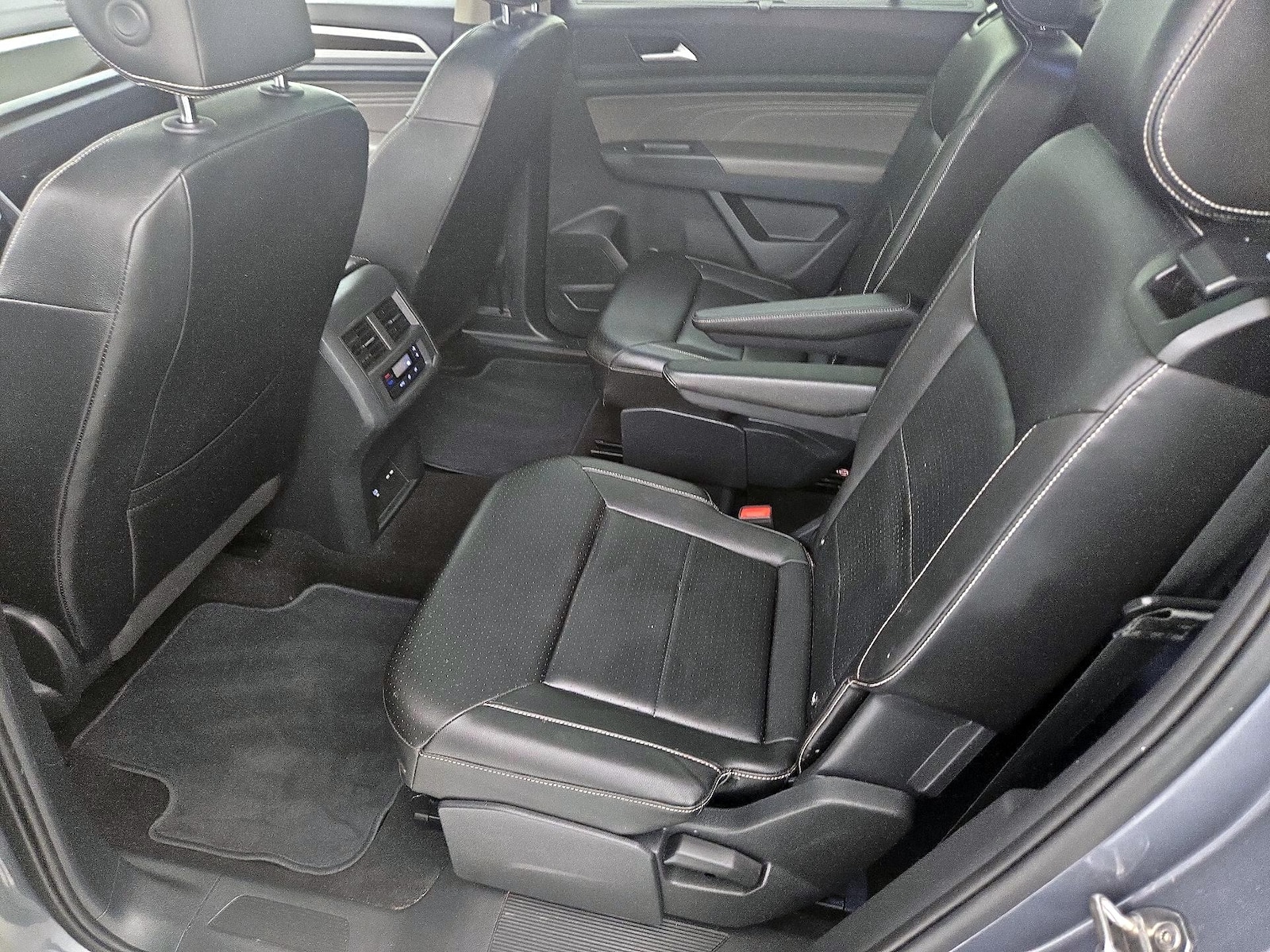 2023 Volkswagen Atlas SE w/Tech - Photo 19