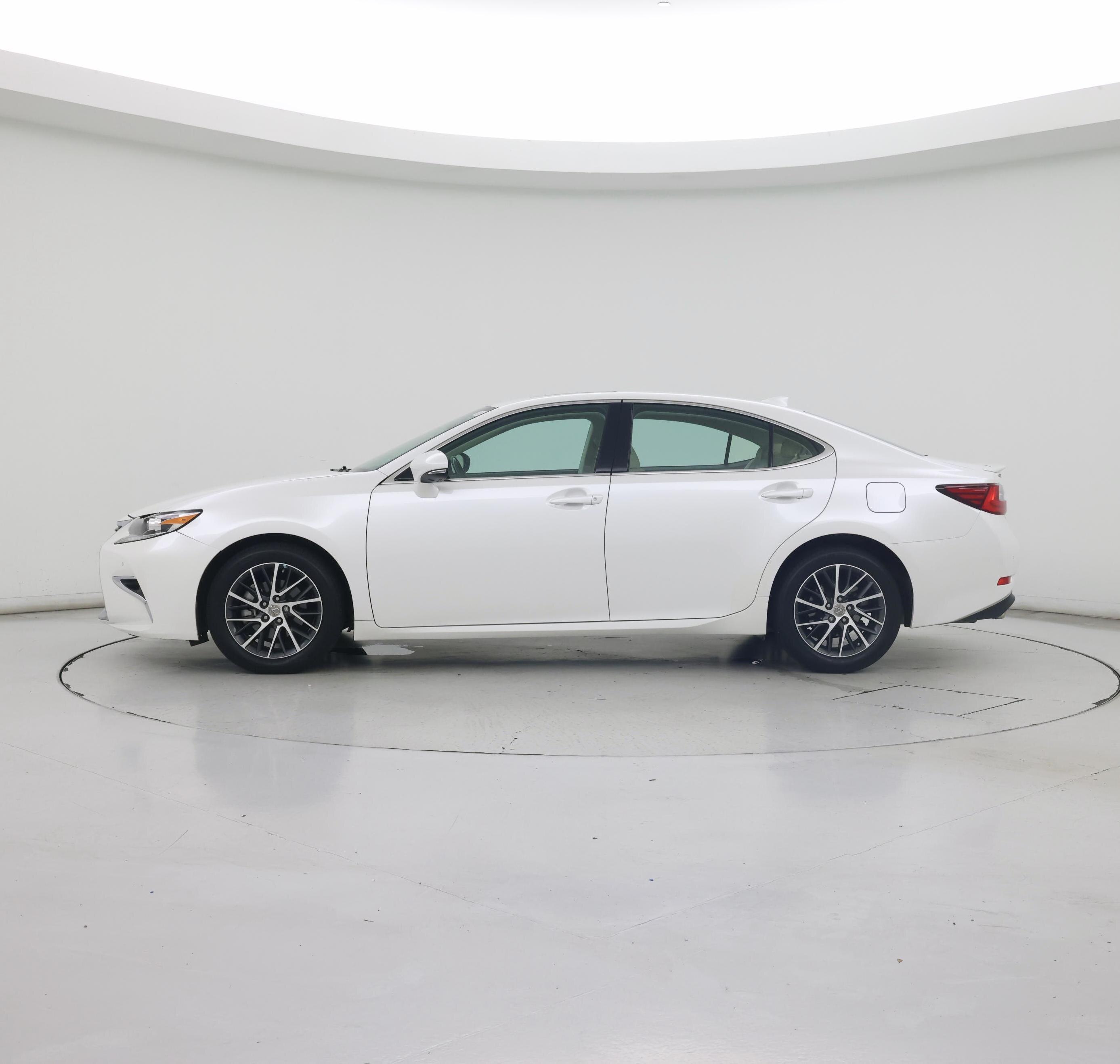 Thumbnail: 2018 Lexus ES - 3