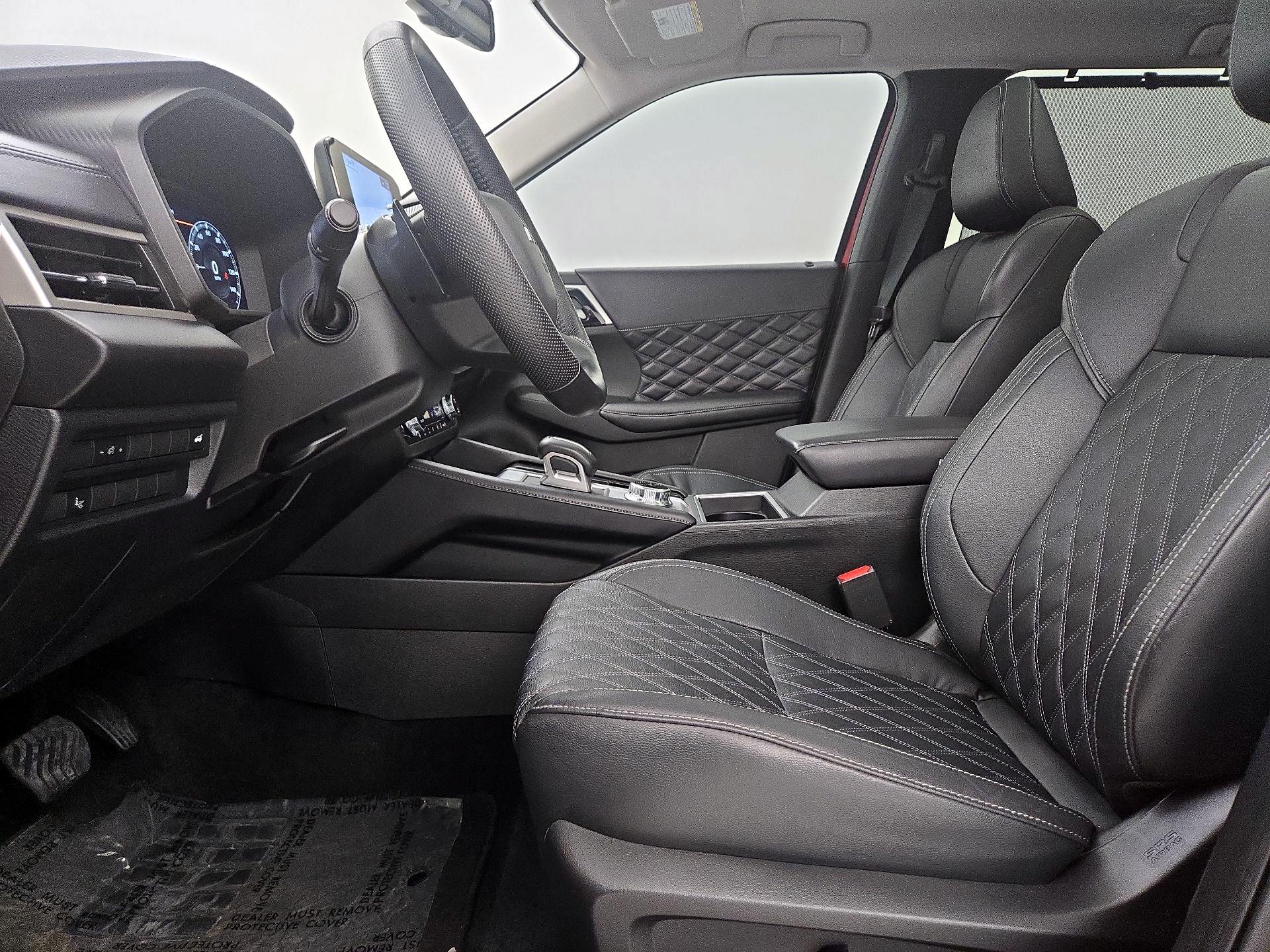 Thumbnail: 2023 Mitsubishi Outlander - 11