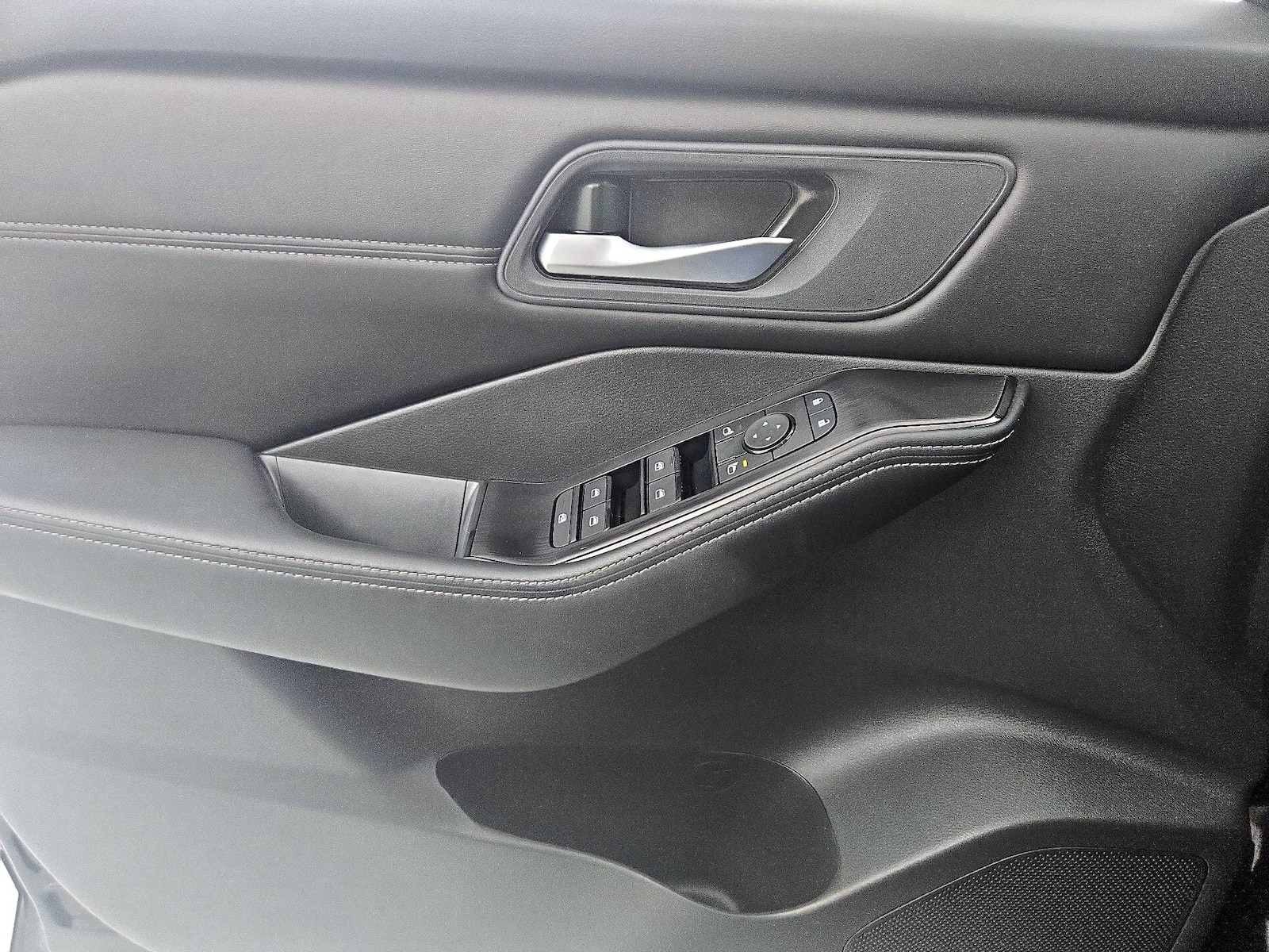 2024 Nissan Rogue SV - Photo 11